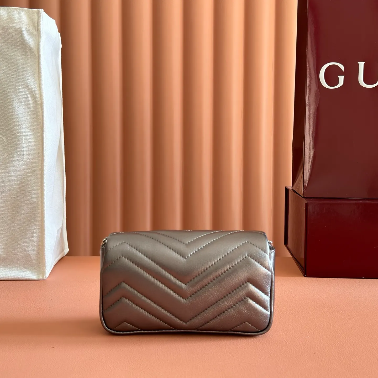 p860💋💋💋【With full set of original counter packaging】The brand’s iconic GG Marmont series is ingeniously integrated with double G-shaped accessories and faceted chain straps, and soft leather is selected to create a soft-lined bag shape. This mini bag is embellished with the brand's archive logo, which debuted in the 1970s. Silver V-shaped Matelassé sheepskin leather Silver-toned hardware Double G Chain shoulder strap (60 cm high) Magnetic snap fastening Weight: approx. 0.35 kg Model number: 841290. Dimensions: 16.5cm (width) x 9.5cm (height) x 4.5cm (depth) Color: Gunmetal sheepskin/original leather. Made in Italy