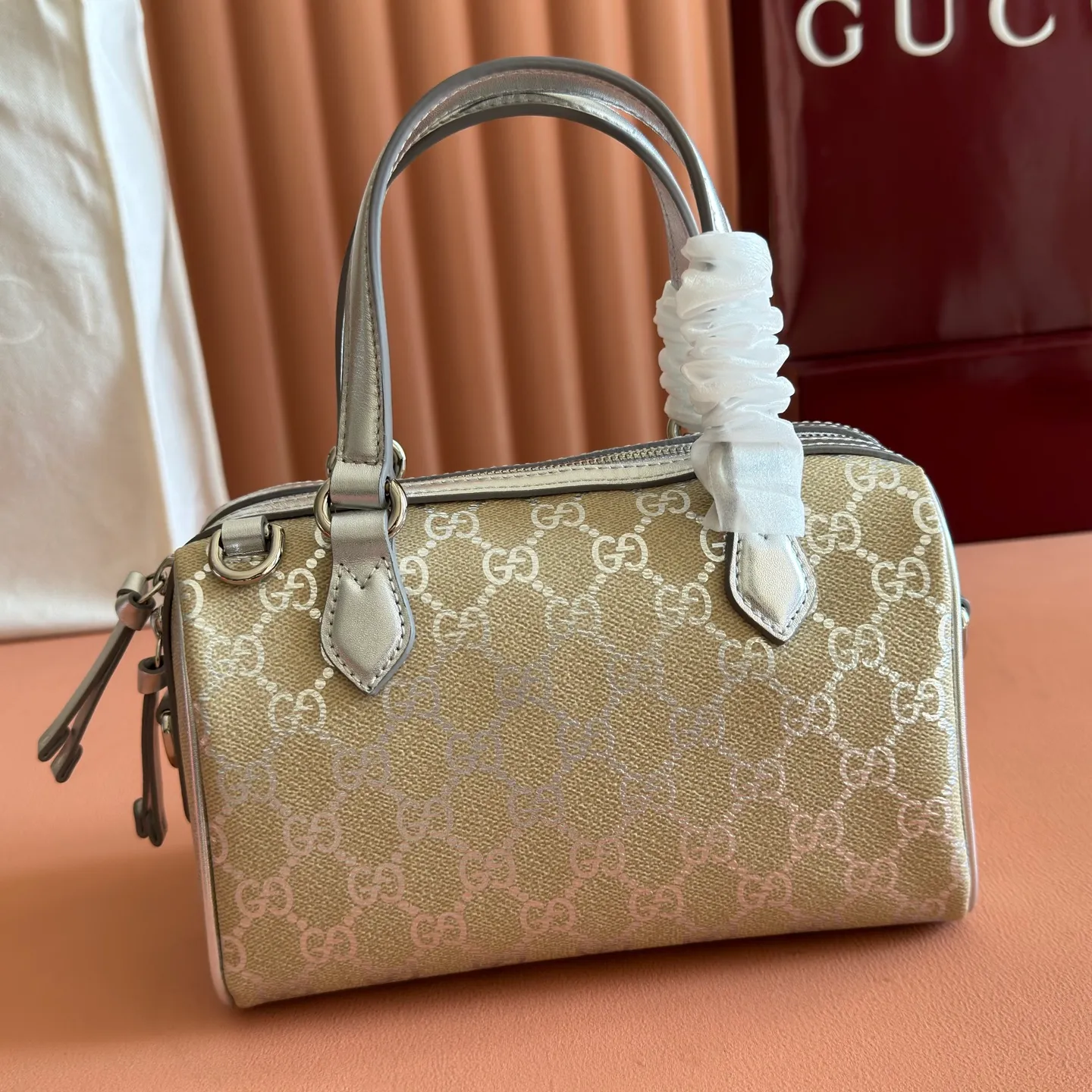 p1040💋💋💋[Original configuration with complete counter packaging]🔥GG Emblem series reinterprets the brand's enduring elegance and exquisite craftsmanship. It uses metallic styles to creatively interpret the iconic GG pattern, and is paired with metallic leather piping to complete the overall design. Light beige and silver metallic laminated effect GG monogram coated fabric Silver metallic leather trim Silver-toned hardware Light gray cotton and linen lining Interior: Open pocket Handles: 10.5 cm high Adjustable leather shoulder strap: Height: 47 cm - 53 cm; Length: 112 cm - 127 cm Zip closure Ident: 848889. Dimensions: 20.5cm (W) x 14cm (H) x 11.5cm (D) Weight: Approx. 0.45kg Color: Apricot Silver. Made in Italy