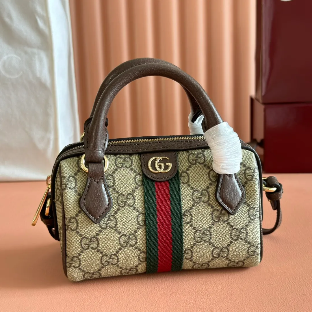 p900. 💋💋💋"With full set of original counter packaging" [New Product] The Ophidia series ingeniously interprets novel silhouettes and functions, with iconic beige and brown colors, creating a bag with soft texture and fashionable style. This Boston bag comes in a mini version. Beige and dark brown GG monogram coated fabric Ankara red leather trim Light gold-toned hardware Green linen-cotton blend lining Double G Webbing Handles (6 cm high) Adjustable leather shoulder strap Height: 54 cm Zip closure Ident.: 838478. Dimensions: 16cm (width) x 10cm (height) x 9cm (depth) Weight: approx. 276g Color: brown/PVC. Made in Italy