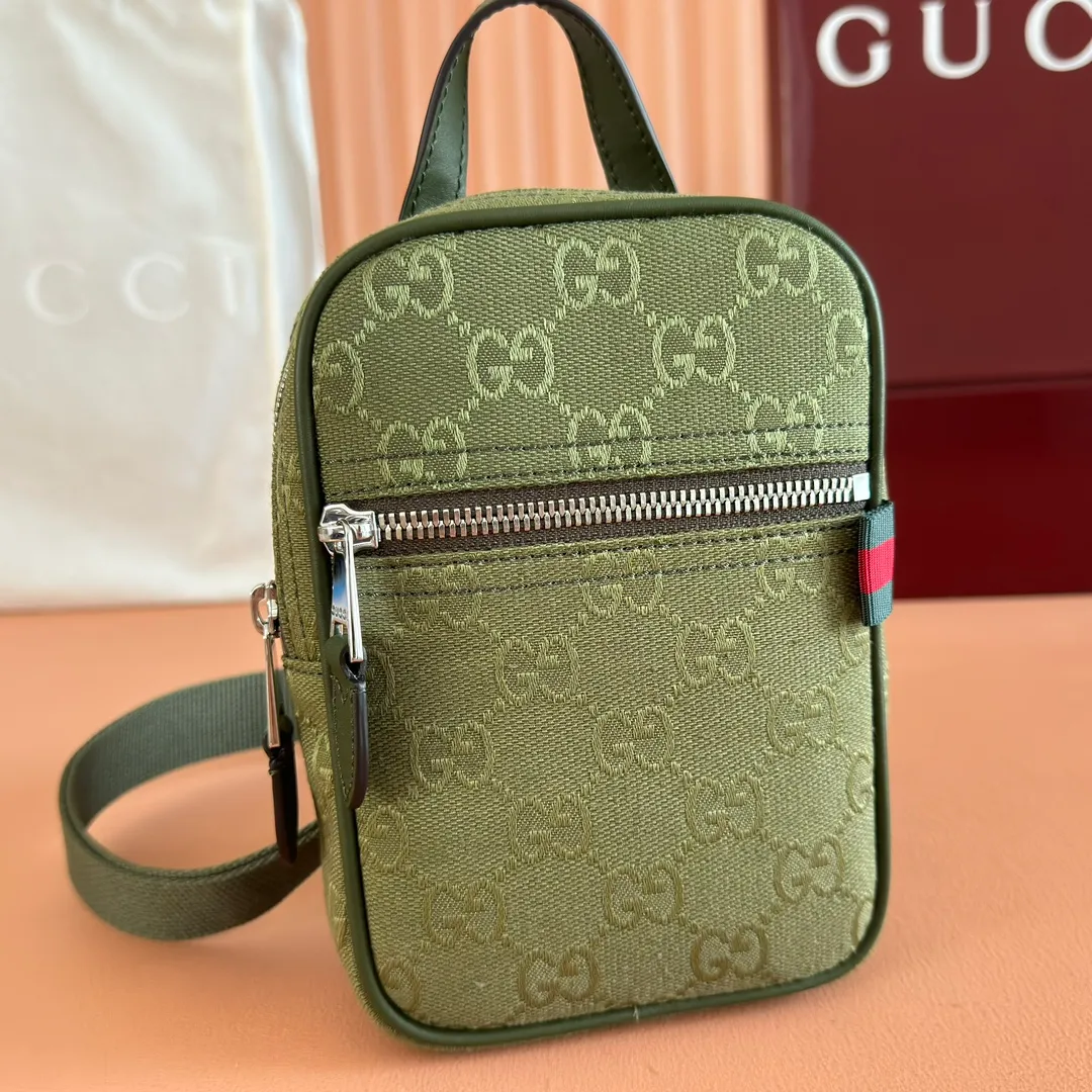 p760💋💋💋 Comes with a full set of original counter packaging [New product] This small crossbody bag is crafted with GG canvas, paying tribute to the instantly recognizable monogram pattern of the brand's founder, Guccio Gucci. Interpreting a new forest green tone, it adds a modern touch to daily accessories, and the webbing details double the charm of the entire design. Forest green GG canvas, forest green leather piping, red and green webbing details, nylon lining, zipper closure, model number: 834258. Dimensions: 12.5cm (width) x 17.5cm (height) x 4cm (depth) Color: forest green cloth/original leather. Made in Italy