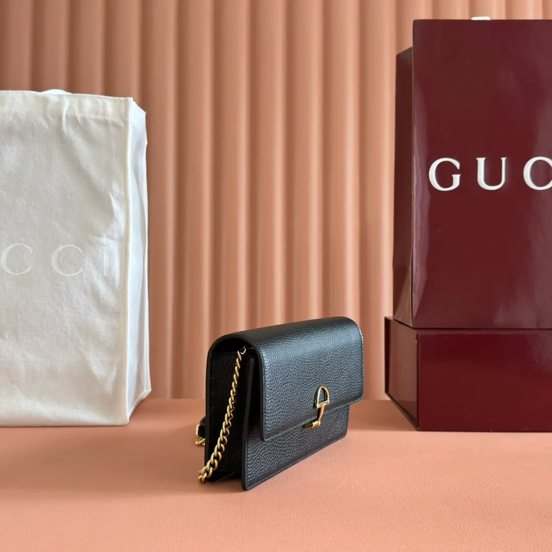 p720💋💋💋"With full set of original counter packaging" [New product] This Gucci Softbit series shoulder bag is ingeniously integrated with the brand's classic equestrian style accessories in the shape of a large half-horse bit. Black grained cow leather. Light gold-tone hardware. Black microfiber lining. Half horsebit buckle. Ident.: 837373. Dimensions: 20x13x6cm.