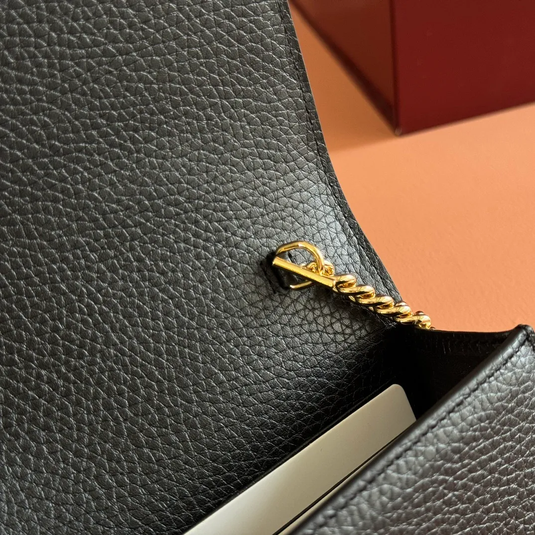 p720💋💋💋"With full set of original counter packaging" [New product] This Gucci Softbit series shoulder bag is ingeniously integrated with the brand's classic equestrian style accessories in the shape of a large half-horse bit. Black grained cow leather. Light gold-tone hardware. Black microfiber lining. Half horsebit buckle. Ident.: 837373. Dimensions: 20x13x6cm.