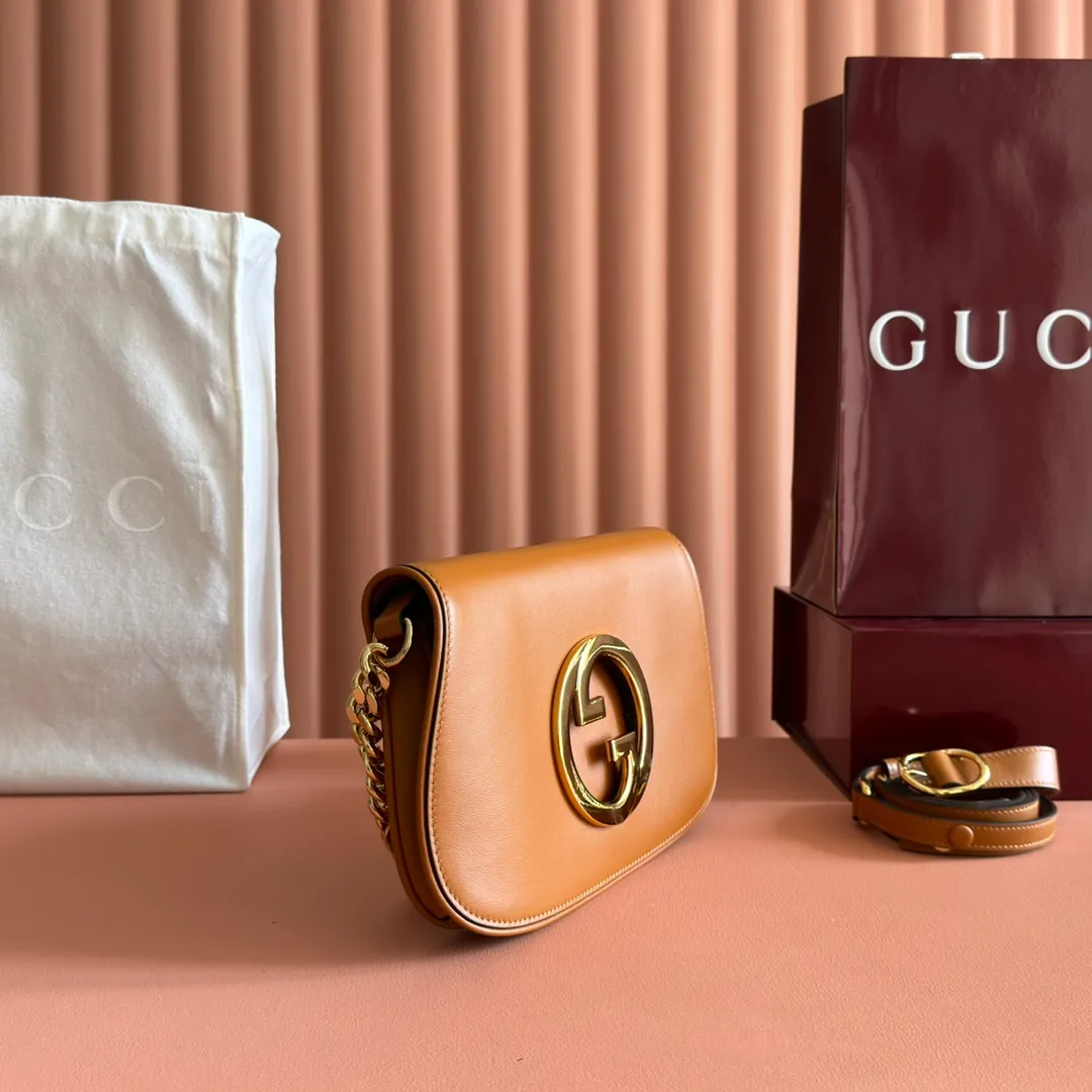 p1380. 📣📣📣【Original leather accessories🌈 Equipped with full counter packaging】🔥🔥This shoulder bag is made of GGSupreme canvas with an exquisite chain strap design, exuding a classic and timeless elegance. Round structure for a refreshed style. Round interlocking Double G shoulder bag. The long-standing G family's initials intertwined pattern enhances the style of the entire item. The extraordinary charm of the series is original leather💐Material✨Using counter-quality imported PVC waterproof fabric and imported cowhide, paired with authentic open-version hardware. Model: 699268 Size: 28x16x4.