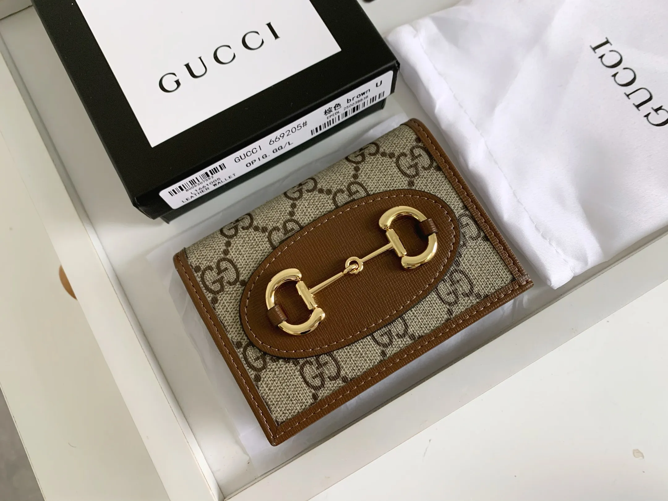 💰140 💎Top original version In the 2020 spring and summer series, the Gucci 1955 horsebit card holder made of GG Supreme high-grade artificial canvas and brown leather is newly launched. This series adopts the same double-ring and long strip design as the handbags. This detail is inspired by the brand’s equestrian roots. It is one of Gucci’s classic heritage and one of the brand’s most representative symbolic elements. Model: 621887. Size: 11.5x8.5x3.