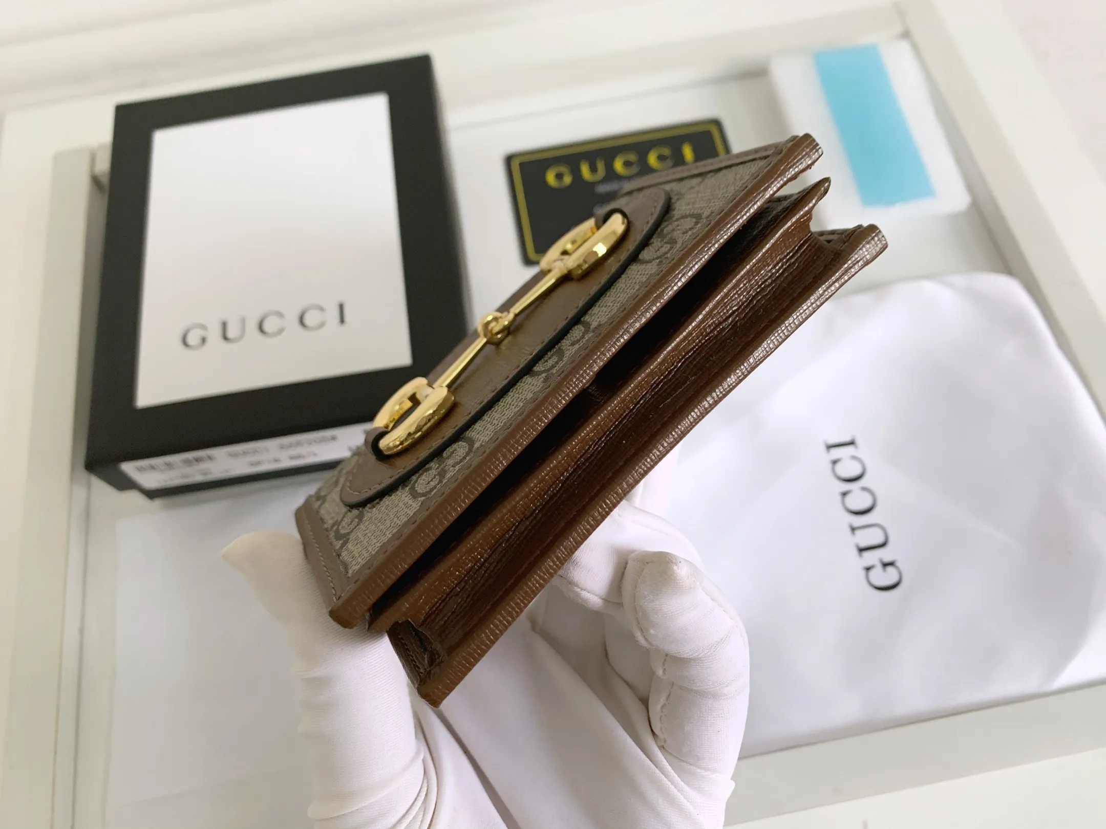 💰140 💎Top original version In the 2020 spring and summer series, the Gucci 1955 horsebit card holder made of GG Supreme high-grade artificial canvas and brown leather is newly launched. This series adopts the same double-ring and long strip design as the handbags. This detail is inspired by the brand’s equestrian roots. It is one of Gucci’s classic heritage and one of the brand’s most representative symbolic elements. Model: 621887. Size: 11.5x8.5x3.