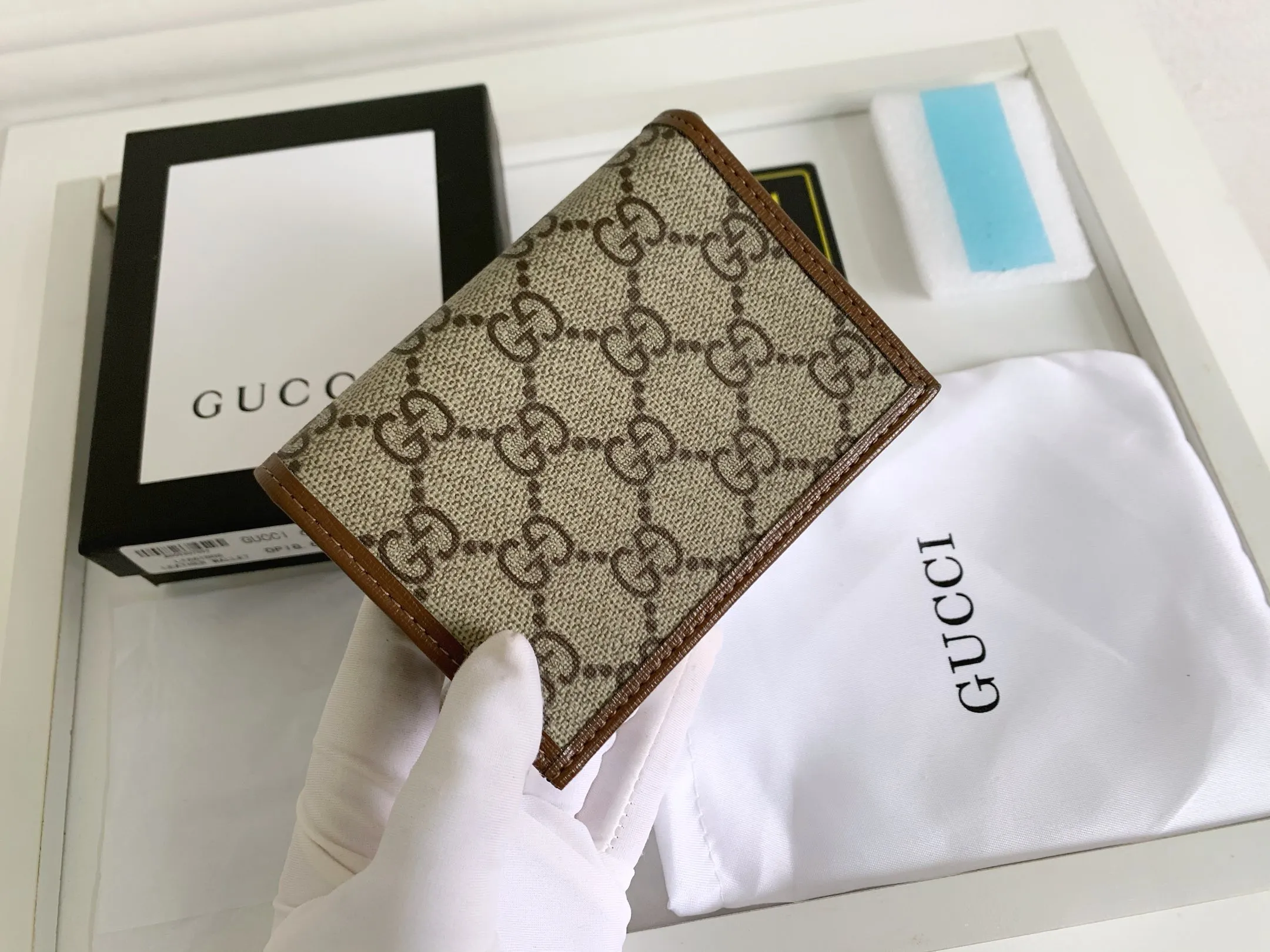 💰140 💎Top original version In the 2020 spring and summer series, the Gucci 1955 horsebit card holder made of GG Supreme high-grade artificial canvas and brown leather is newly launched. This series adopts the same double-ring and long strip design as the handbags. This detail is inspired by the brand’s equestrian roots. It is one of Gucci’s classic heritage and one of the brand’s most representative symbolic elements. Model: 621887. Size: 11.5x8.5x3.
