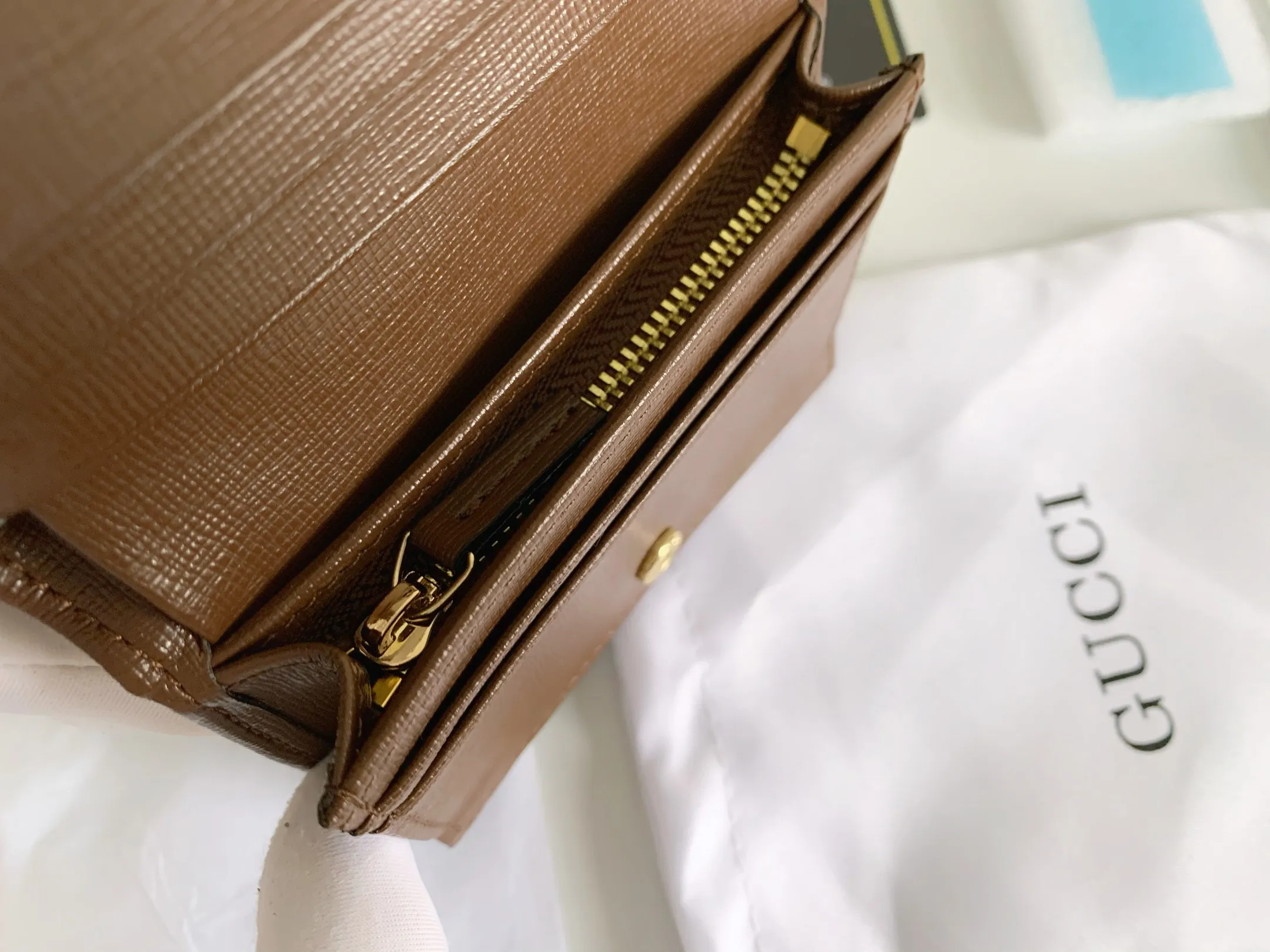 💰140 💎Top original version In the 2020 spring and summer series, the Gucci 1955 horsebit card holder made of GG Supreme high-grade artificial canvas and brown leather is newly launched. This series adopts the same double-ring and long strip design as the handbags. This detail is inspired by the brand’s equestrian roots. It is one of Gucci’s classic heritage and one of the brand’s most representative symbolic elements. Model: 621887. Size: 11.5x8.5x3.