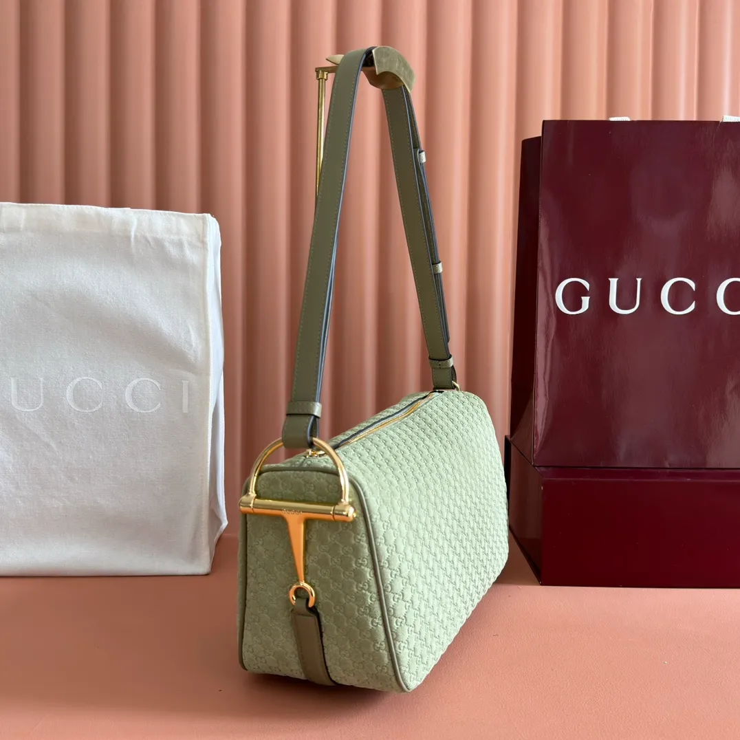 p1260. 💋💋💋【With full set of original counter packaging】The Gucci Half Horsebit series is re-presented, reinterpreting one of the brand's most iconic elements in a modern style. The collection cleverly combines relaxed silhouettes with the iconic half-horsebit hardware, which gives rise to its name. Yellow GG printed embossed suede Gold-tone hardware Brown cotton and linen blend lining Half horsebit closure Interior: One open pocket Adjustable leather shoulder strap (height: 32cm - 34cm; length: 66cm - 73cm) Zip closure Ident number: 860787. Dimensions: 31.5cm (width) x 17cm (height) x 12cm (depth) Weight: approx. 0.7kg Color: Green velvet pressed.