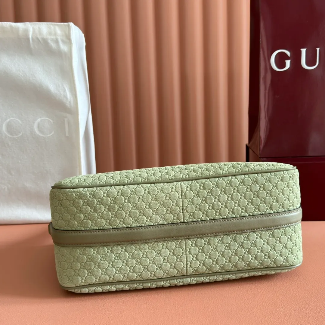 p1260. 💋💋💋【With full set of original counter packaging】The Gucci Half Horsebit series is re-presented, reinterpreting one of the brand's most iconic elements in a modern style. The collection cleverly combines relaxed silhouettes with the iconic half-horsebit hardware, which gives rise to its name. Yellow GG printed embossed suede Gold-tone hardware Brown cotton and linen blend lining Half horsebit closure Interior: One open pocket Adjustable leather shoulder strap (height: 32cm - 34cm; length: 66cm - 73cm) Zip closure Ident number: 860787. Dimensions: 31.5cm (width) x 17cm (height) x 12cm (depth) Weight: approx. 0.7kg Color: Green velvet pressed.
