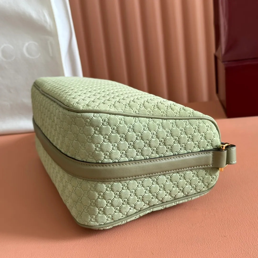 p1260. 💋💋💋【With full set of original counter packaging】The Gucci Half Horsebit series is re-presented, reinterpreting one of the brand's most iconic elements in a modern style. The collection cleverly combines relaxed silhouettes with the iconic half-horsebit hardware, which gives rise to its name. Yellow GG printed embossed suede Gold-tone hardware Brown cotton and linen blend lining Half horsebit closure Interior: One open pocket Adjustable leather shoulder strap (height: 32cm - 34cm; length: 66cm - 73cm) Zip closure Ident number: 860787. Dimensions: 31.5cm (width) x 17cm (height) x 12cm (depth) Weight: approx. 0.7kg Color: Green velvet pressed.
