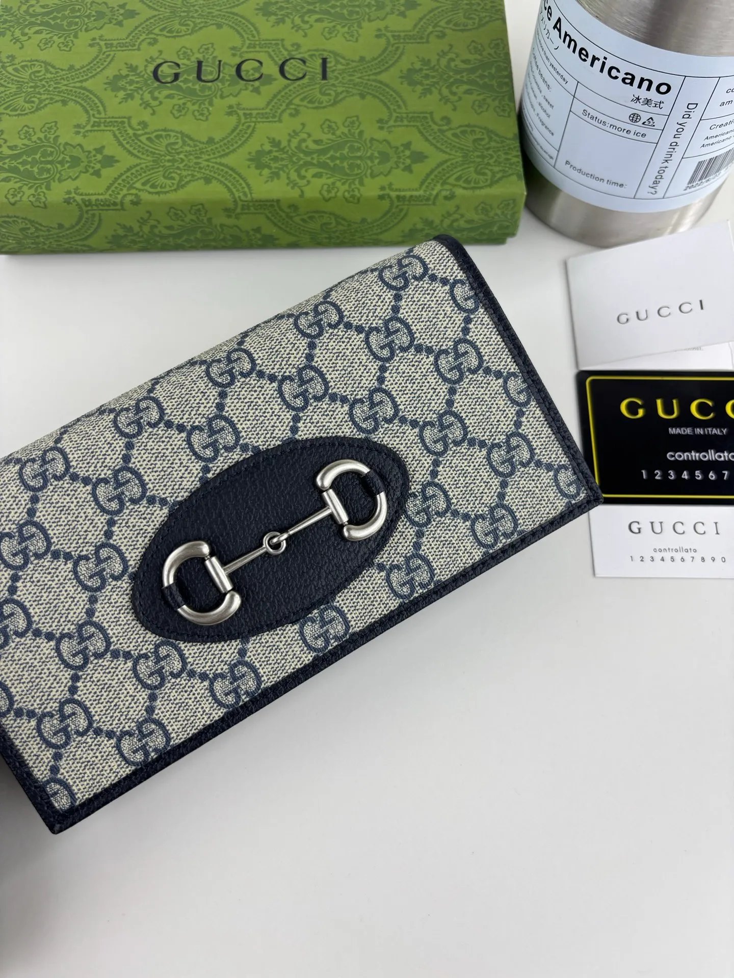 💰180 GUCCl Gucci has newly launched this 1955 horsebit card holder made of GG Supreme high-grade artificial canvas and brown leather. This series adopts the double ring and long strip design that are in the same line as the handbag. This detail is inspired by the brand’s equestrian roots. It is one of Gucci’s classic heritage and one of the brand’s most representative symbolic elements. Style number: 621892 Size: 19cm x 10cm x 3cm Color: blue