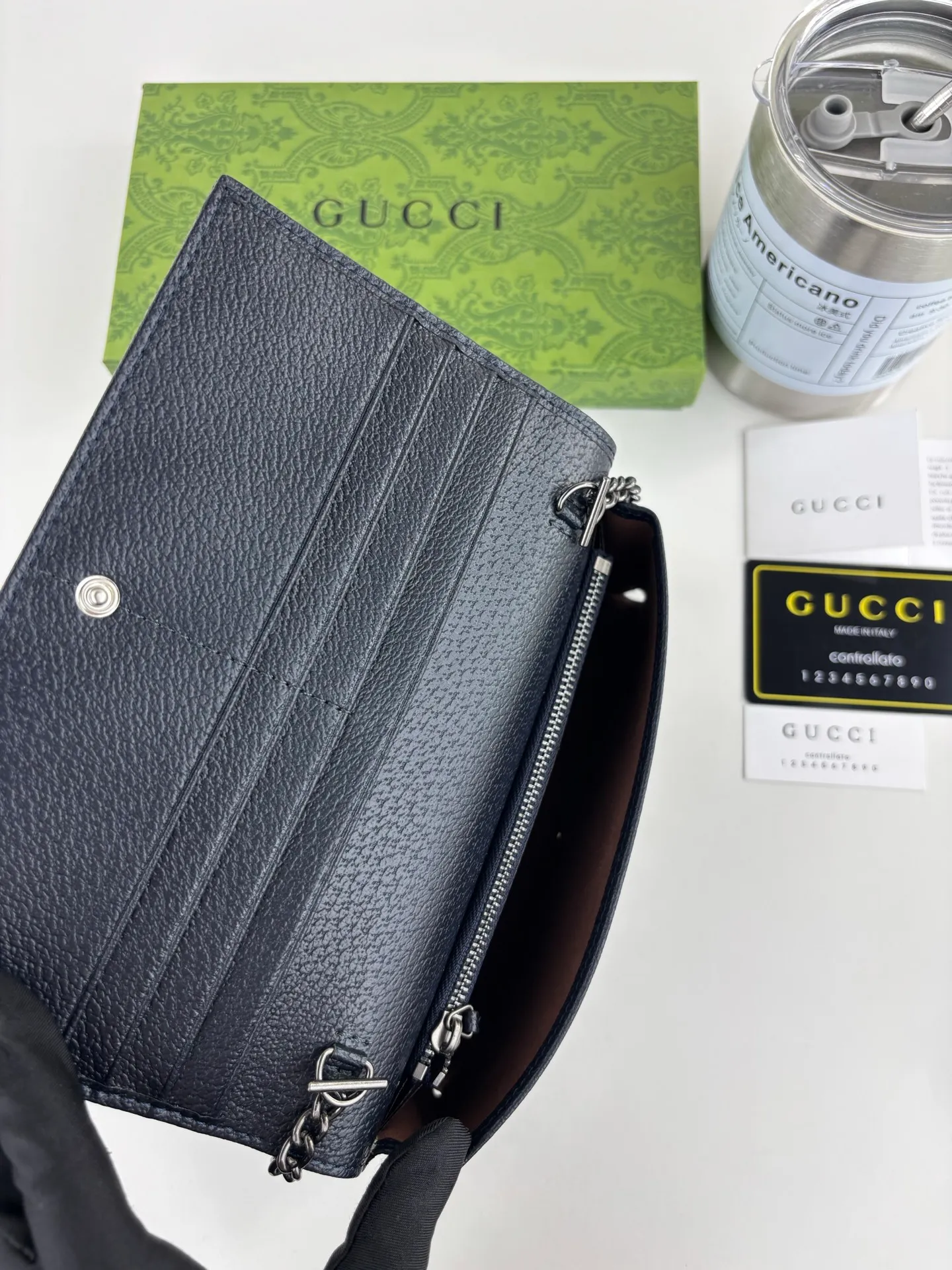 💰180 GUCCl Gucci has newly launched this 1955 horsebit card holder made of GG Supreme high-grade artificial canvas and brown leather. This series adopts the double ring and long strip design that are in the same line as the handbag. This detail is inspired by the brand’s equestrian roots. It is one of Gucci’s classic heritage and one of the brand’s most representative symbolic elements. Style number: 621892 Size: 19cm x 10cm x 3cm Color: blue
