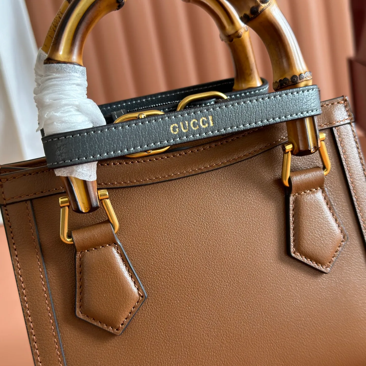 p1320. 💋💋💋[Original leather accessories 🌈Full package at the counter]🔥🔥The mini tote bag combines two recognizable brand elements, bamboo handles and double G accessories. The white leather material contrasts with the two neon buckles, highlighting the smart and elegant temperament. Mini size: 20*16*10cm Model: 655661.