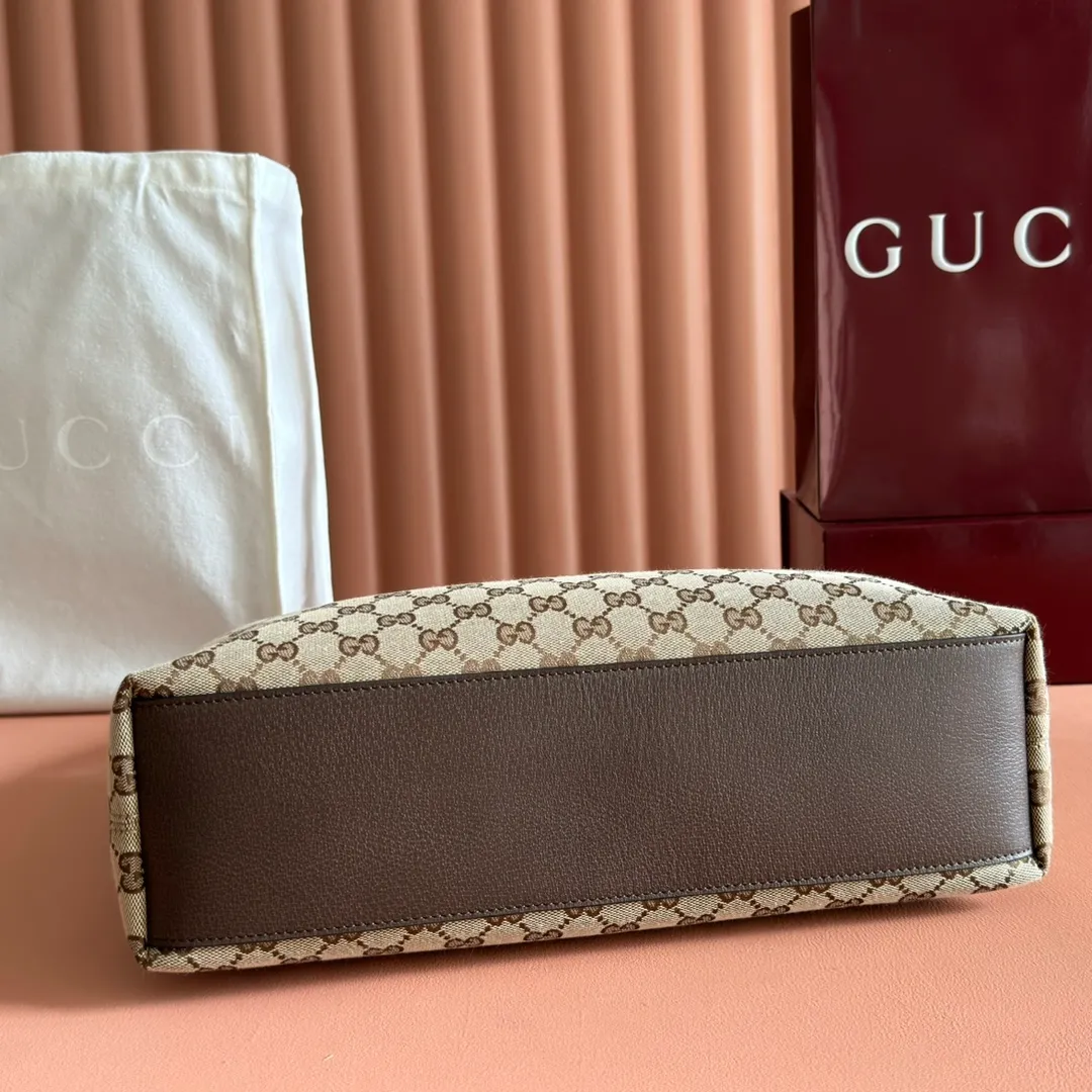 p1240. 💋💋💋 Anti-pattern oil edges [with full set of original counter packaging] 2025 autumn and winter series, Gucci Beatrix series handbags adopt a casual silhouette, and the shoulder straps are decorated with iconic horsebit details to further enhance the fashion sense. Gold-toned accessories add to the sophisticated elegance of the design, and an interior zippered pocket keeps your belongings securely stored. Combining elegance and functionality, it easily accommodates daily essentials. Black soft glossy calfskin. Gold-tone hardware. Black cotton and linen blend lining. Horsebit detail on shoulder strap. Interior: Zip pocket. Shoulder strap: 21 cm high; 85 cm long. Ident: 850926. Dimensions: 35cm (width) x 27.5cm (height) x 11cm (depth) Weight: approx. 0.7kg Colour: Brown Made in Italy