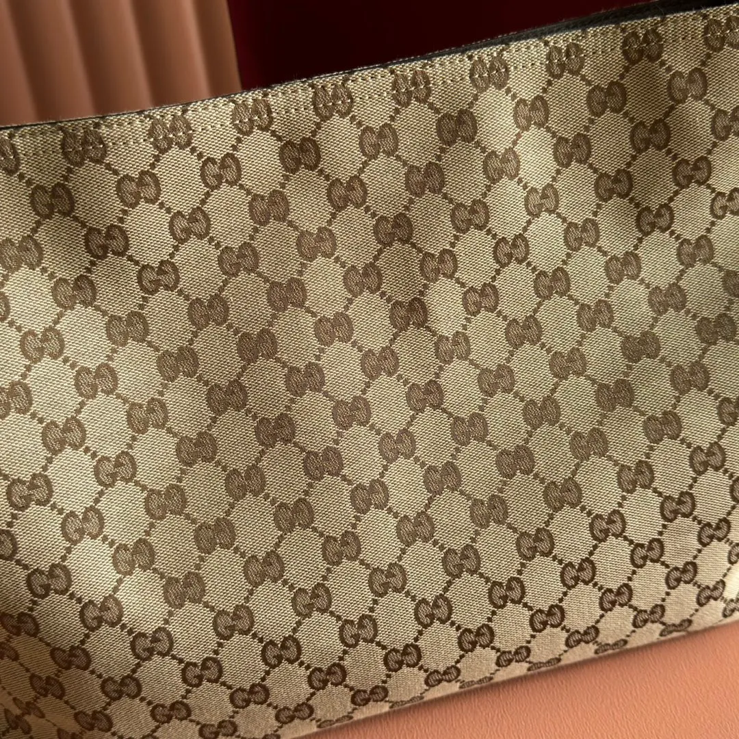 p1240. 💋💋💋 Anti-pattern oil edges [with full set of original counter packaging] 2025 autumn and winter series, Gucci Beatrix series handbags adopt a casual silhouette, and the shoulder straps are decorated with iconic horsebit details to further enhance the fashion sense. Gold-toned accessories add to the sophisticated elegance of the design, and an interior zippered pocket keeps your belongings securely stored. Combining elegance and functionality, it easily accommodates daily essentials. Black soft glossy calfskin. Gold-tone hardware. Black cotton and linen blend lining. Horsebit detail on shoulder strap. Interior: Zip pocket. Shoulder strap: 21 cm high; 85 cm long. Ident: 850926. Dimensions: 35cm (width) x 27.5cm (height) x 11cm (depth) Weight: approx. 0.7kg Colour: Brown Made in Italy