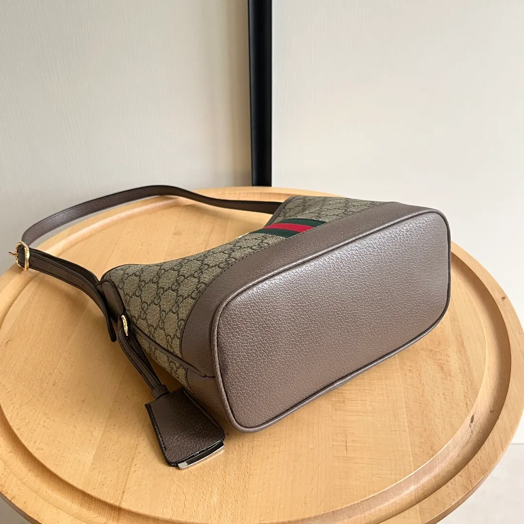 Actual shot #💰280 Model 781402 Size 23/21/12cm Gucci Ophidia hobo underarm bag Today’s aura is given by hobo! ! ! This bag really blends into daily life, casual and fashionable. The bag has a large capacity but is light and compact, which can be very suitable for daily outings. The shoulder straps are longer than ordinary armpit bags and can be adjusted. I fell in love at first sight and can be used fashionably at the same time!