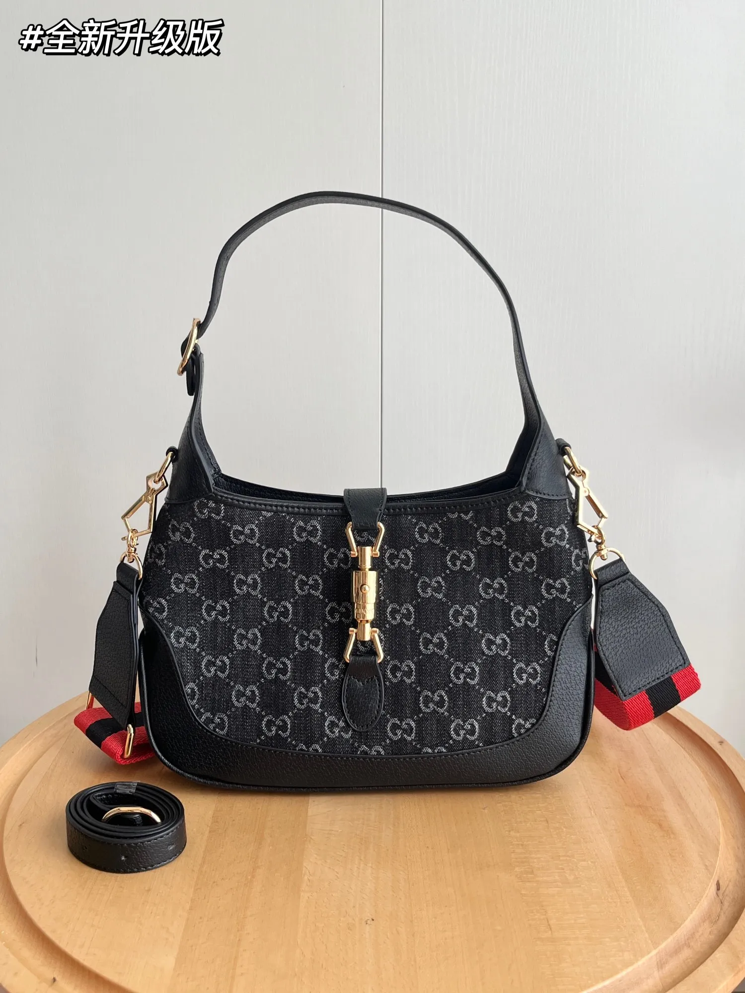 Actual shot #💰340 (double shoulder strap) Model: 678843 Large upgraded version Size: 28x 19x 4.5cm.   💕💕Gucci UN3AG 1294 product details. Gucci's "Aria-Fashion Aria" series uses modern techniques to reinterpret classics. The Jackie 1961 series has launched a new rectangular tote bag with soft texture and flexible structure. The archive design is paired with logo details such as the all-over GG pattern and striped webbing, and exquisite accessories pay tribute to Gucci's heritage. This small bag is trimmed in black leather and features the collection's signature gold-toned push-lock hardware. Black and ivory GG denim jacquard. Black leather trim.