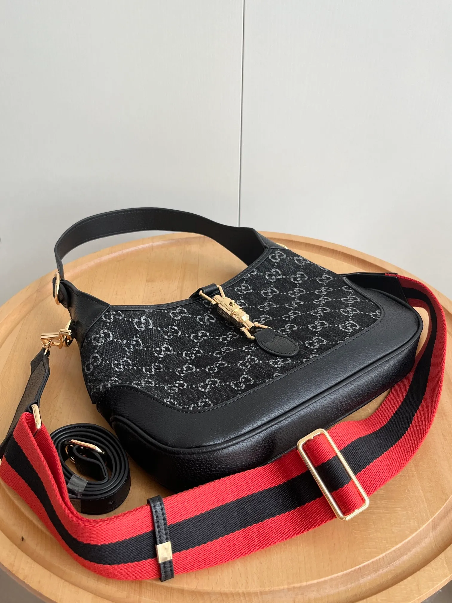Actual shot #💰340 (double shoulder strap) Model: 678843 Large upgraded version Size: 28x 19x 4.5cm.   💕💕Gucci UN3AG 1294 product details. Gucci's "Aria-Fashion Aria" series uses modern techniques to reinterpret classics. The Jackie 1961 series has launched a new rectangular tote bag with soft texture and flexible structure. The archive design is paired with logo details such as the all-over GG pattern and striped webbing, and exquisite accessories pay tribute to Gucci's heritage. This small bag is trimmed in black leather and features the collection's signature gold-toned push-lock hardware. Black and ivory GG denim jacquard. Black leather trim.