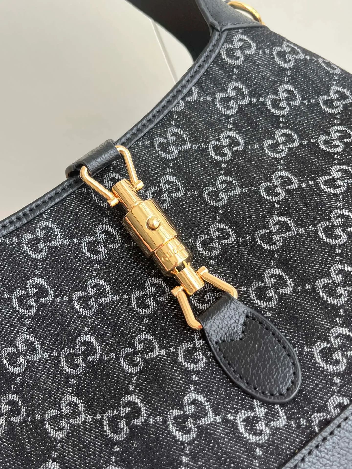 Actual shot #💰340 (double shoulder strap) Model: 678843 Large upgraded version Size: 28x 19x 4.5cm.   💕💕Gucci UN3AG 1294 product details. Gucci's "Aria-Fashion Aria" series uses modern techniques to reinterpret classics. The Jackie 1961 series has launched a new rectangular tote bag with soft texture and flexible structure. The archive design is paired with logo details such as the all-over GG pattern and striped webbing, and exquisite accessories pay tribute to Gucci's heritage. This small bag is trimmed in black leather and features the collection's signature gold-toned push-lock hardware. Black and ivory GG denim jacquard. Black leather trim.