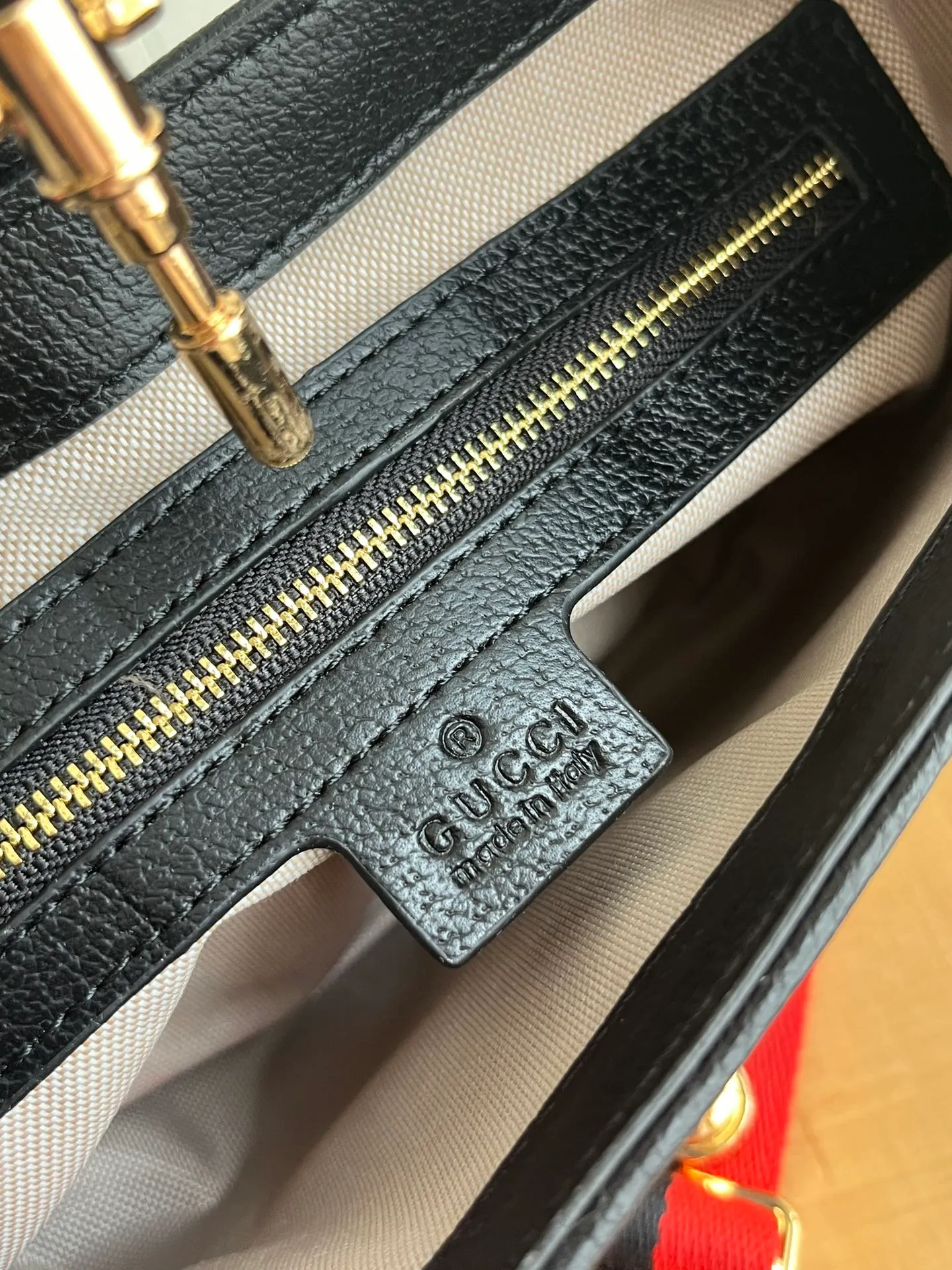 Actual shot #💰340 (double shoulder strap) Model: 678843 Large upgraded version Size: 28x 19x 4.5cm.   💕💕Gucci UN3AG 1294 product details. Gucci's "Aria-Fashion Aria" series uses modern techniques to reinterpret classics. The Jackie 1961 series has launched a new rectangular tote bag with soft texture and flexible structure. The archive design is paired with logo details such as the all-over GG pattern and striped webbing, and exquisite accessories pay tribute to Gucci's heritage. This small bag is trimmed in black leather and features the collection's signature gold-toned push-lock hardware. Black and ivory GG denim jacquard. Black leather trim.