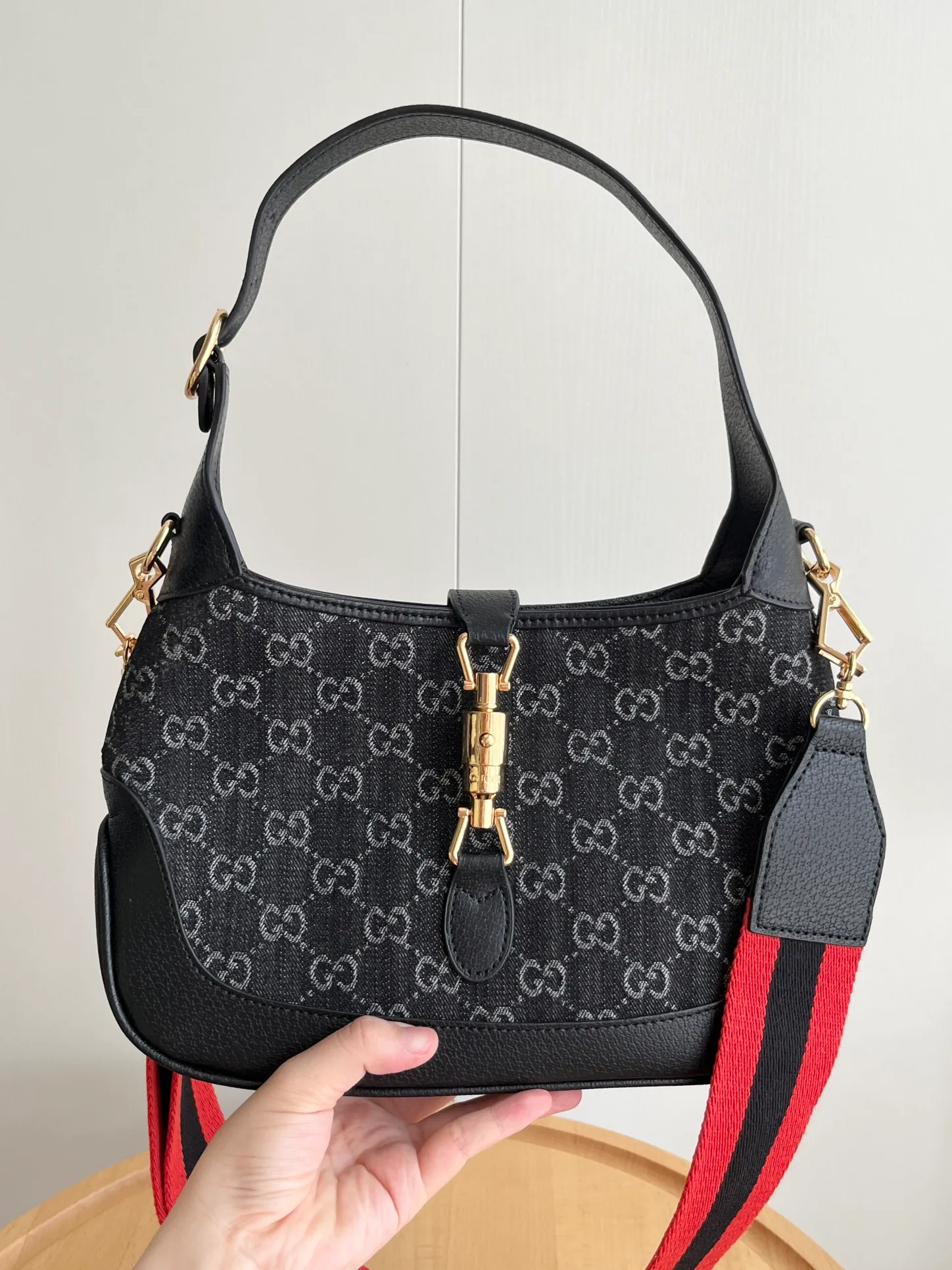 Actual shot #💰340 (double shoulder strap) Model: 678843 Large upgraded version Size: 28x 19x 4.5cm.   💕💕Gucci UN3AG 1294 product details. Gucci's "Aria-Fashion Aria" series uses modern techniques to reinterpret classics. The Jackie 1961 series has launched a new rectangular tote bag with soft texture and flexible structure. The archive design is paired with logo details such as the all-over GG pattern and striped webbing, and exquisite accessories pay tribute to Gucci's heritage. This small bag is trimmed in black leather and features the collection's signature gold-toned push-lock hardware. Black and ivory GG denim jacquard. Black leather trim.