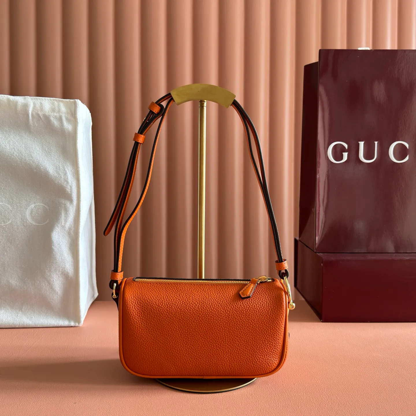 p1060💋💋💋【With full set of original counter packaging】The brand interprets iconic elements from a contemporary perspective and re-presents the Gucci half-horse bit design. It uses soft cow leather that fits the body shape to inject new style into classic accessories. This mini bag is crafted from soft grained leather and features a half horsebit detail on the side. Green grained soft leather. Light gold tone hardware. Tonal cotton and linen blend lining. Half horsebit buckle. Calf leather shoulder strap (23cm high). Zip closure. Ident.: 860784. Dimensions: 19cm (W) x 19.5cm (H) x 9cm (D) Weight: Approx. 272g Color: Orange/Full Leather.