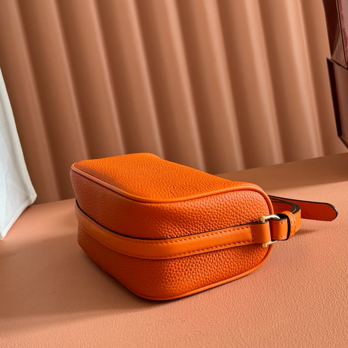 p1060💋💋💋【With full set of original counter packaging】The brand interprets iconic elements from a contemporary perspective and re-presents the Gucci half-horse bit design. It uses soft cow leather that fits the body shape to inject new style into classic accessories. This mini bag is crafted from soft grained leather and features a half horsebit detail on the side. Green grained soft leather. Light gold tone hardware. Tonal cotton and linen blend lining. Half horsebit buckle. Calf leather shoulder strap (23cm high). Zip closure. Ident.: 860784. Dimensions: 19cm (W) x 19.5cm (H) x 9cm (D) Weight: Approx. 272g Color: Orange/Full Leather.
