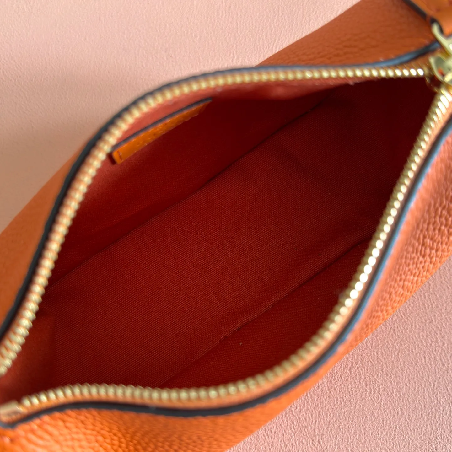 p1060💋💋💋【With full set of original counter packaging】The brand interprets iconic elements from a contemporary perspective and re-presents the Gucci half-horse bit design. It uses soft cow leather that fits the body shape to inject new style into classic accessories. This mini bag is crafted from soft grained leather and features a half horsebit detail on the side. Green grained soft leather. Light gold tone hardware. Tonal cotton and linen blend lining. Half horsebit buckle. Calf leather shoulder strap (23cm high). Zip closure. Ident.: 860784. Dimensions: 19cm (W) x 19.5cm (H) x 9cm (D) Weight: Approx. 272g Color: Orange/Full Leather.