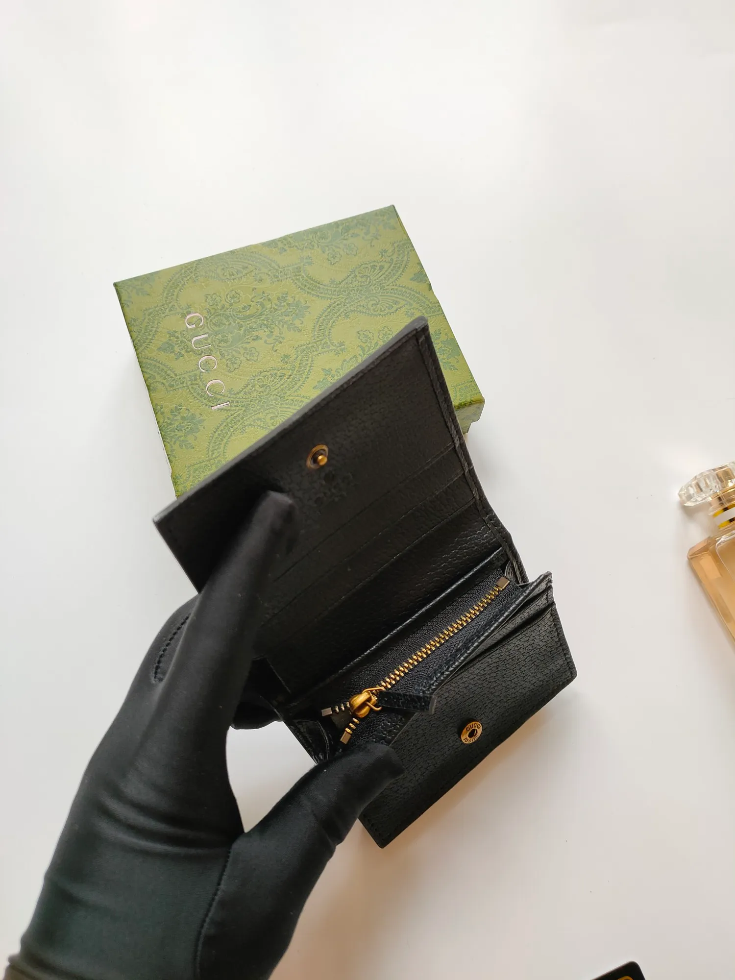 💰140💰Card holder~The wallet adopts a unique bamboo lock design, which highlights the design beauty of 𝗚𝘂𝗰𝗰𝗶, and is made of original factory calfskin! Size: 11x9x3.5cm Model: 658244