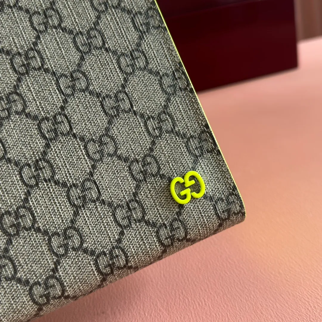 p720🔥🔥🔥【With full set of original green box packaging】Clutch bag with GG details. As the brand's iconic material, GG Supreme canvas has become the main fabric in Gucci's design universe. In the new series, it is reinterpreted through the Gucci aesthetic perspective. This clutch features an all-over monogram pattern. GG accessories add branding charm to the piece. Beige and ebony GG Supreme canvas, red leather trim, brass hardware with red ceramic effect finish, cotton and linen moire fabric lining, GG detail, interior: six card compartments, detachable wrist strap, zip closure. Model: 768255. Dimensions: 18 (length) x 26 (width) x 6cm (thickness) Color: Fluorescent Made in Italy Weight: approx. 0.387 kg