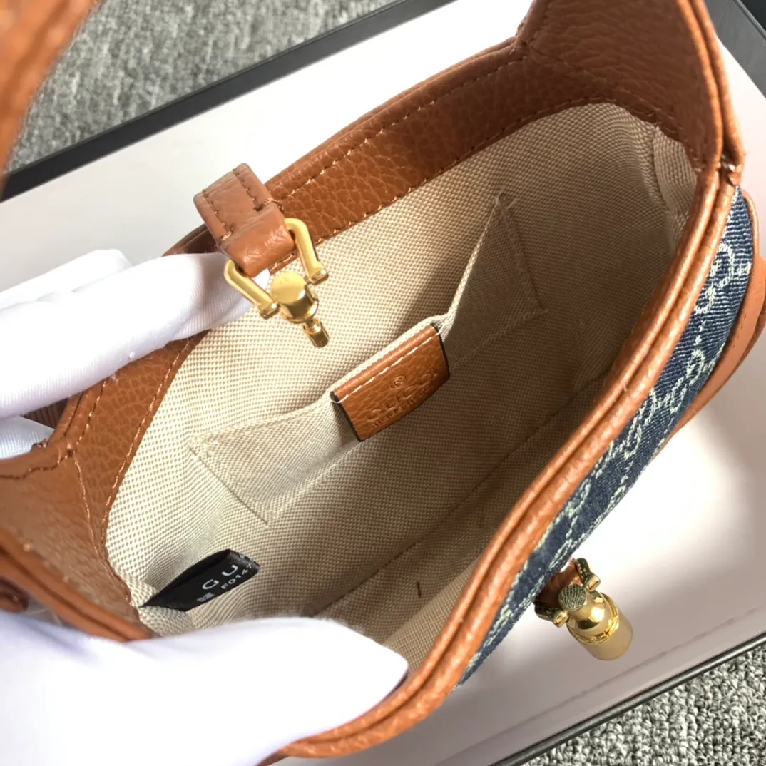Actual shot #💰300 Model: 637092 Denim Size: 19*13*3cm 𝙂𝙐𝘾𝘾𝙄💝💝 𝘿𝙀𝙉𝙄𝙈 Denim Series Armpit Bag 19cm They say fashion is reincarnation. So this year’s fashion items must be indispensable with denim. Every major blogger and star has a retro bag. The new color denim and leather design is really awesome. It’s retro but not too solemn. The texture and color of the denim make it look a bit hippie and very everyday. I can think of countless combinations that are launched in limited editions to make you fall in love with retro denim🧢