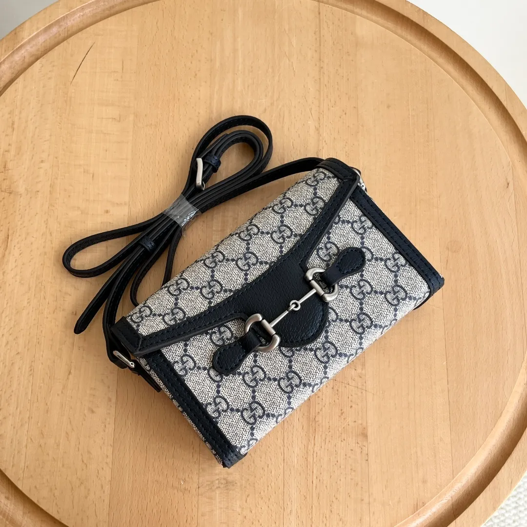 Actual shot #💰260 Model: 699296 blue Size: 18x12x5cm 𝐆𝐮𝐜𝐜𝐢 𝟏𝟗𝟓𝟓 𝐇𝐨𝐫𝐬𝐞𝐛𝐢𝐭 𝐌𝐢𝐧𝐢 Another masterpiece in the Horsebit 1955 series! The horizontal mobile phone bag looks great too! It can be used for large-screen mobile phones. Compared with the vertical version, it may be more convenient to use~ It can be carried in spring, summer, autumn and winter without choosing an outfit👍