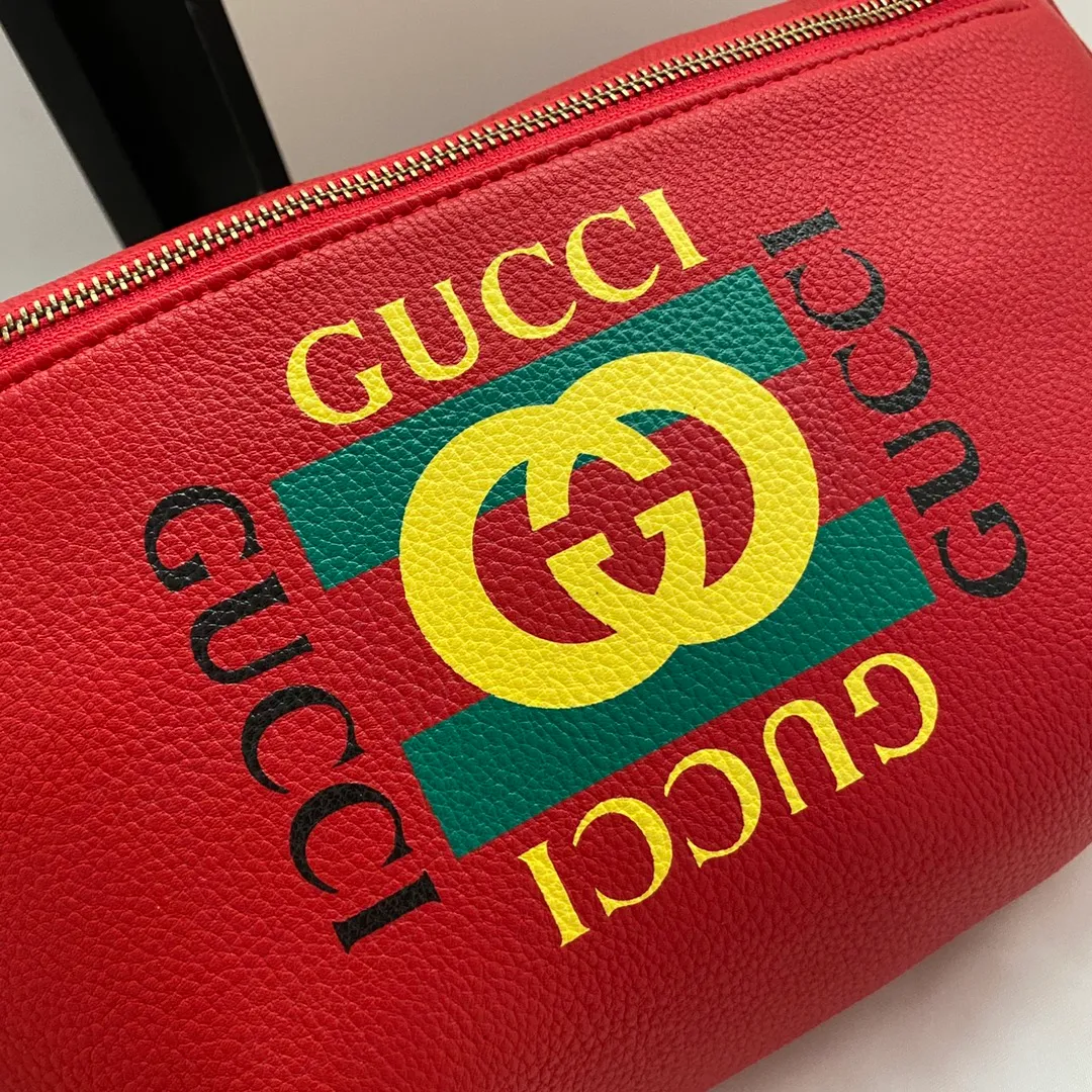 Actual shot #💰220 Model number 493869 Size: 28*18*8cm Gucci Cruise 18 is a series of waist bags in collaboration with Spanish artist Coco Capitan. The bag has his handwritten graffiti on it, and the leather is soft! The capacity is very 🉑