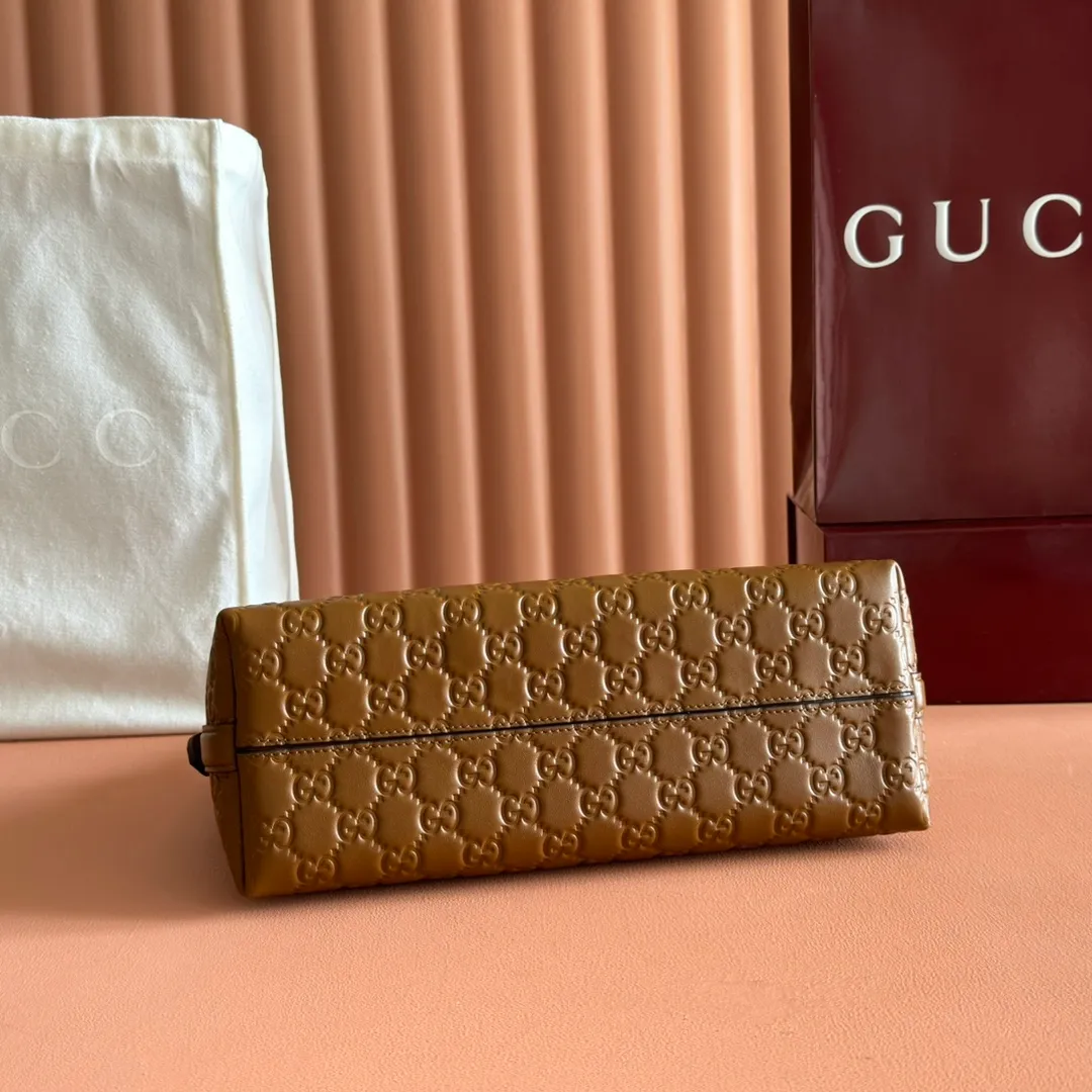 p1140. 💋💋💋"With full set of original counter packaging" [New Product] 2025 Autumn and Winter Series, the GG Emblem series reinterprets the brand's timeless elegance and exquisite craftsmanship. This shoulder bag is crafted from GG embossed leather, showing off its exquisite texture. Gucci Rosso Ancora GG printed embossed leather Light gold tone accessories Gucci Rosso Ancora cotton lining The bag pictured is sold separately and does not come with the bag charm. Interior: Zippered pocket Adjustable leather shoulder strap: Height: 16 cm - 26 cm; Length: 72 cm Zipper closure Ident: 847449. Dimensions: 30cm (W) x 19cm (H) x 11cm (D) Weight: Approx. 0.45kg Color: Brown embossed. Made in Italy