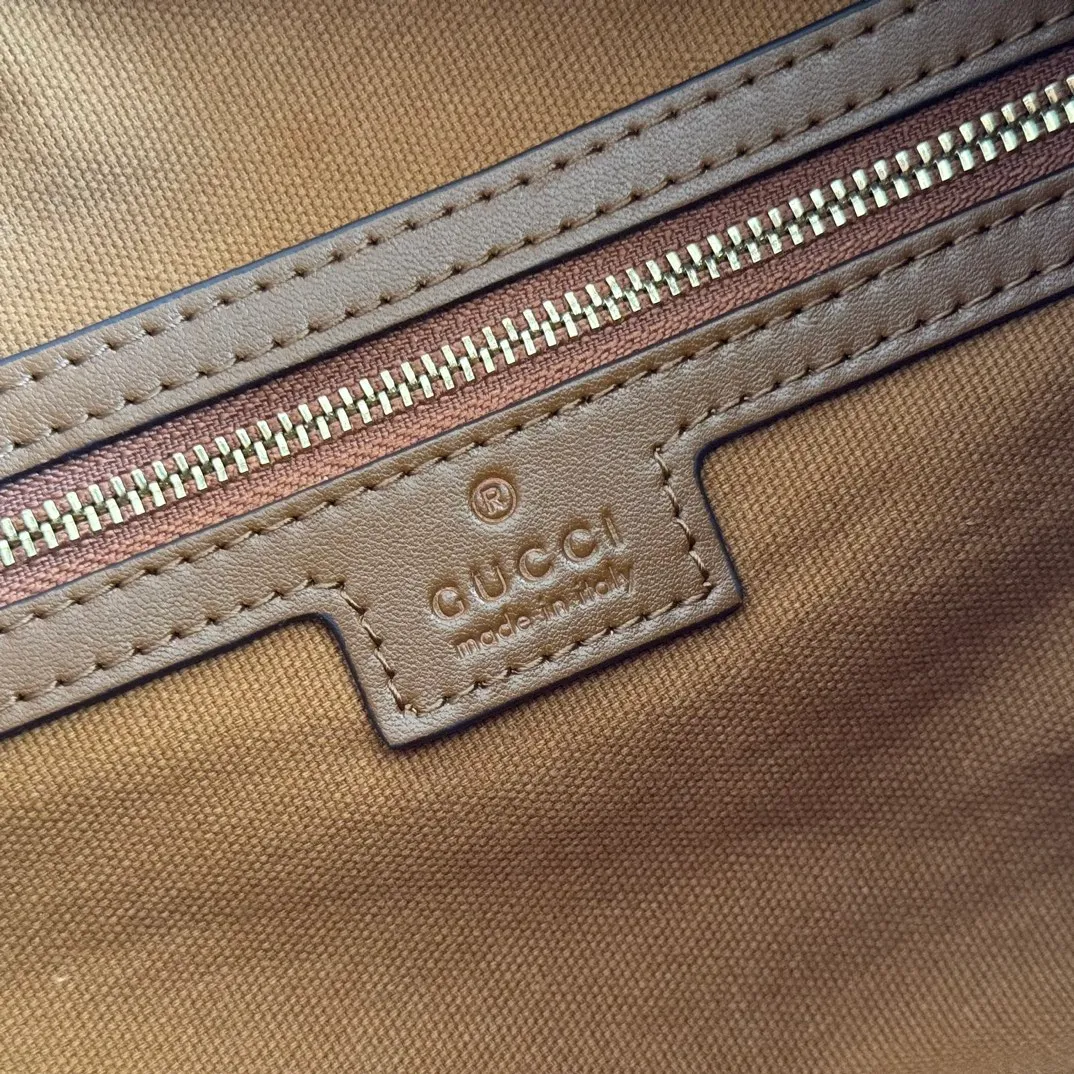 p1140. 💋💋💋"With full set of original counter packaging" [New Product] 2025 Autumn and Winter Series, the GG Emblem series reinterprets the brand's timeless elegance and exquisite craftsmanship. This shoulder bag is crafted from GG embossed leather, showing off its exquisite texture. Gucci Rosso Ancora GG printed embossed leather Light gold tone accessories Gucci Rosso Ancora cotton lining The bag pictured is sold separately and does not come with the bag charm. Interior: Zippered pocket Adjustable leather shoulder strap: Height: 16 cm - 26 cm; Length: 72 cm Zipper closure Ident: 847449. Dimensions: 30cm (W) x 19cm (H) x 11cm (D) Weight: Approx. 0.45kg Color: Brown embossed. Made in Italy