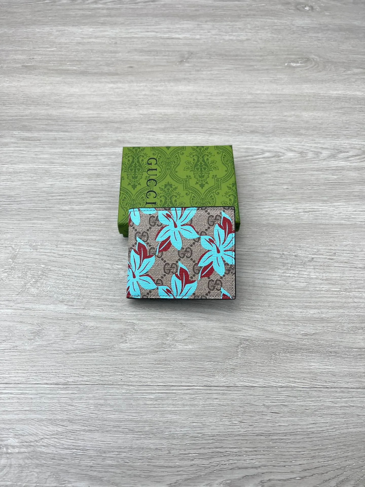 💰140✨ GUCCI ✨ Supreme canvas makes a stunning appearance in the 2025 early autumn series, renovating the new floral print in blue tones. This beige and dark brown bifold wallet features a contemporary floral pattern and GG logo. ·Beige and dark brown GG Supreme canvas all-over blue flower print moire fabric lining Interior: 4 card compartments, 2 banknote compartments, and a coin pocket. Model: 841147 Size: 11*10*2.5cm Color: Coffee