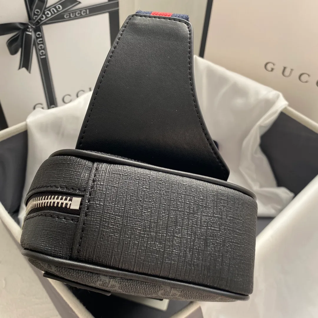 Actual shot #💰220 Style number: 474293 Size: 24*14*5.5 GUCCI men’s waist bag💪Re-engraved with heavy gold pattern👍Imported counter PVC material with first-layer cowhide replica. The leather is super soft🎊Customized counter original hardware👏YKK smooth zipper🏄🏻Perfect craftsmanship