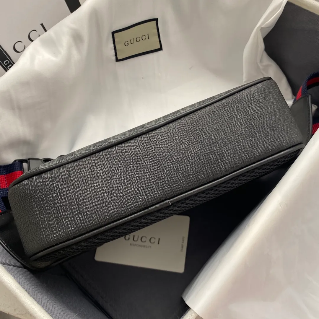Actual shot #💰220 Style number: 474293 Size: 24*14*5.5 GUCCI men’s waist bag💪Re-engraved with heavy gold pattern👍Imported counter PVC material with first-layer cowhide replica. The leather is super soft🎊Customized counter original hardware👏YKK smooth zipper🏄🏻Perfect craftsmanship