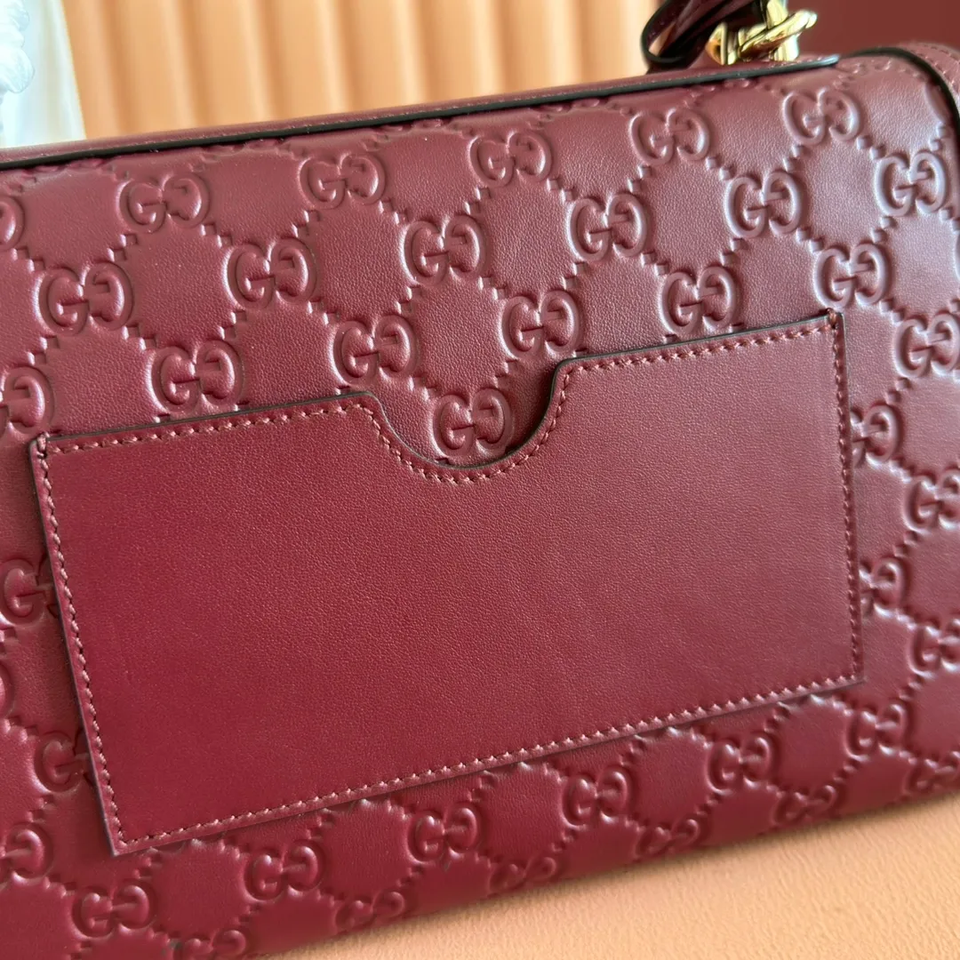 p1380. 💋💋💋 Comes with a full set of original counter packaging [New product] The Padlock series makes a stunning appearance in the 2025 autumn and winter series with fashionable silhouettes, unlocking a variety of carrying methods. This handbag is crafted from GG printed embossed cow leather. Light pink GG printed embossed calfskin Light gold tone hardware Light pink cotton lining Interior: 1 zipped pocket Exterior: 1 open pocket Handle height 7.9 cm Removable and adjustable calfskin shoulder strap (height: 54cm – 60cm; length: 114cm – 125cm) Padlock closure with calfskin keychain Ref.: 838998. Dimensions: 26cm (width) x 18cm (height) x 11.5cm (depth) Weight: approx. 0.8kg