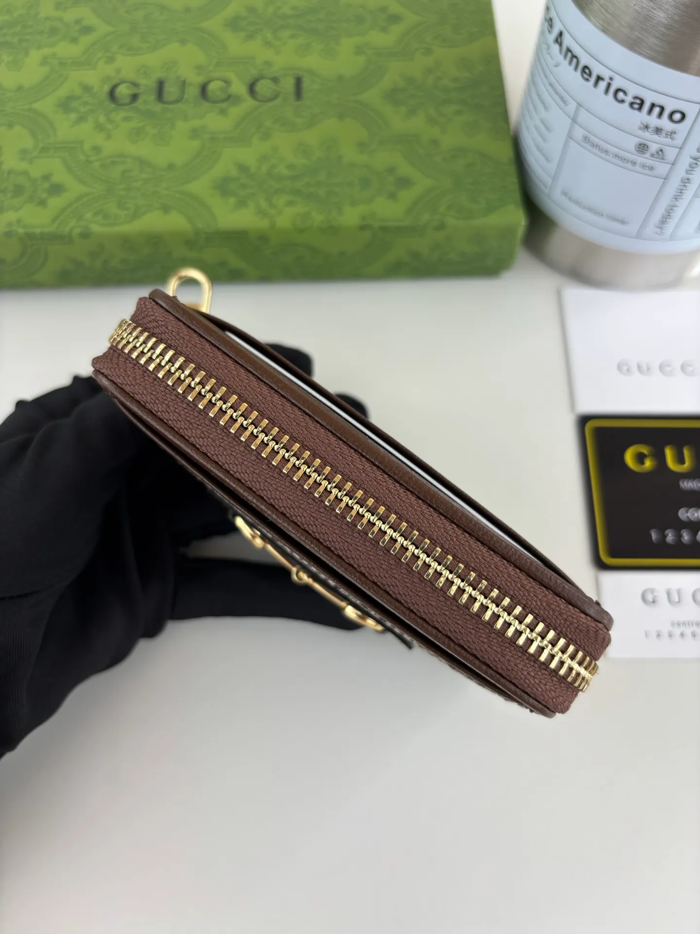 💰140 GUCCl Gucci has newly launched this 1955 horsebit card holder made of GG Supreme high-grade artificial canvas and brown leather. This series adopts the double ring and long strip design that is in line with the handbag. This detail is inspired by the equestrian origin of the brand. It is one of Gucci's classic heritage and one of the brand's most representative symbolic elements. Style No.: 658549 Size: 11.5cm x 8.5cm x 3cm Color: Brown