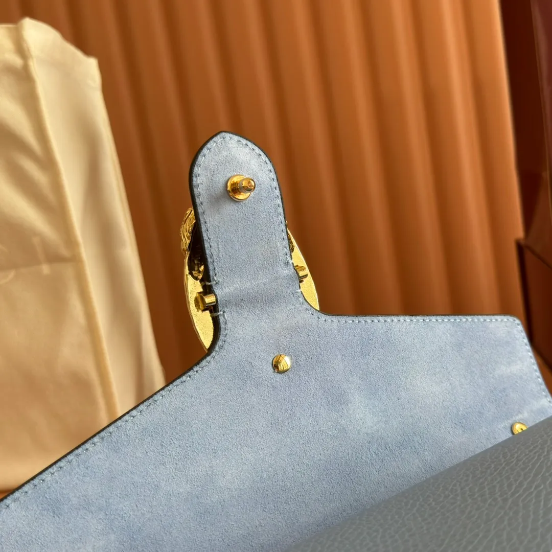 p1440💋💋💋 Comes with a full set of original counter packaging [New product] This item is crafted from light blue leather. It has a double tiger head lock buckle with a clamshell design. The sliding chain can freely adjust the length to create different styles. Light blue leather Light gold-tone hardware Light blue microfiber lining Pin buckle, side opening Double tiger head lock closure Internal zip compartment Flap pocket Double baffles Sliding chain shoulder strap can be adjusted to a shoulder strap with a height of 43 cm, or a top handle with a height of 24 cm. Weight: about 0.8 kg Model: 795005. Dimensions: 28cm (width) x 16cm (height) x 10.5cm (depth) Color: light blue full leather/original leather. Made in Italy