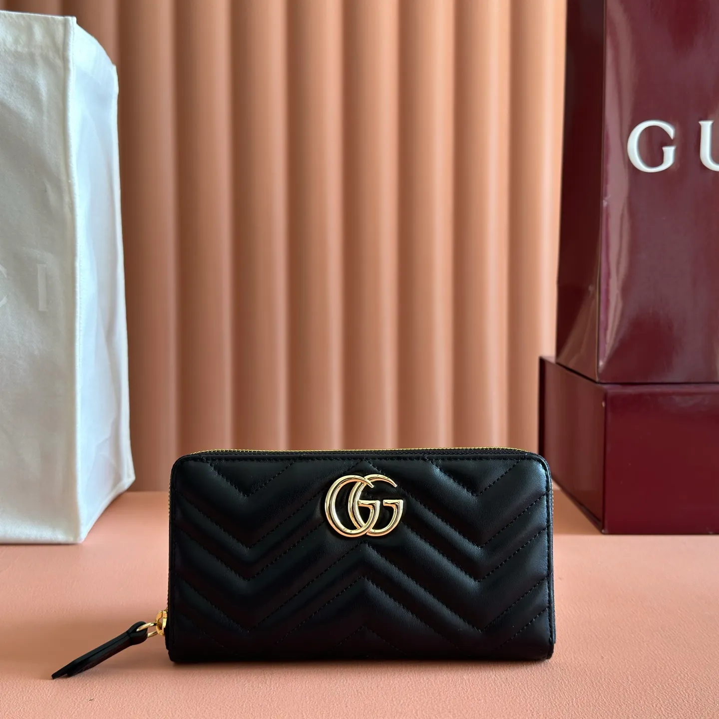 p480. 📣📣📣【Original leather with 🌈Full package】🔥🔥 GG Marmont series full zipper wallet. The GG Marmont leather wallet is made of quilted leather with a V-shaped pattern and the GG logo on the back. Rose beige chevron quilted leather, GG logo on the back, Double G in antique pink hardware, 12 card compartments and 3 bill compartments, zipped coin pocket, full zip closure. Model: 443123. Dimensions: 19 (width) x 10.5 (height) x 2cm (depth) Color: Gram/original leather. Made in Italy