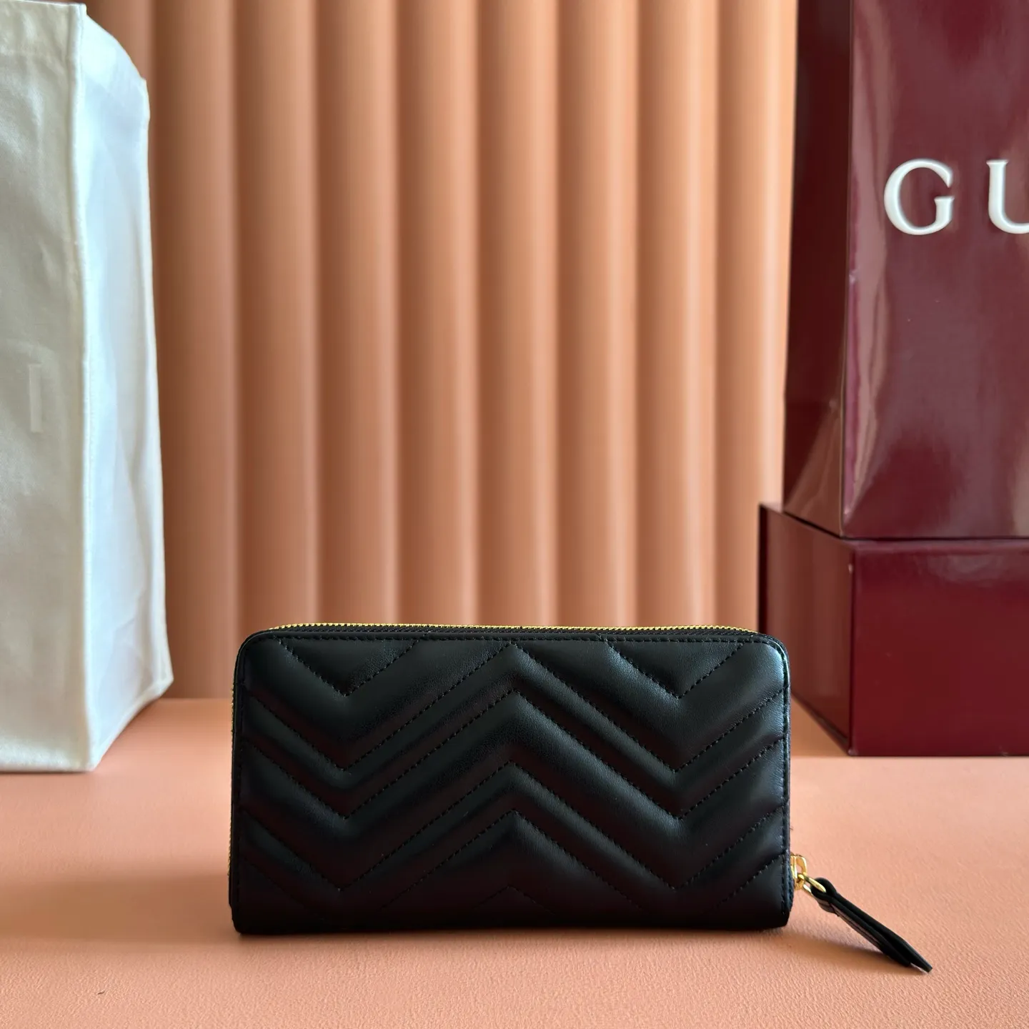 p480. 📣📣📣【Original leather with 🌈Full package】🔥🔥 GG Marmont series full zipper wallet. The GG Marmont leather wallet is made of quilted leather with a V-shaped pattern and the GG logo on the back. Rose beige chevron quilted leather, GG logo on the back, Double G in antique pink hardware, 12 card compartments and 3 bill compartments, zipped coin pocket, full zip closure. Model: 443123. Dimensions: 19 (width) x 10.5 (height) x 2cm (depth) Color: Gram/original leather. Made in Italy