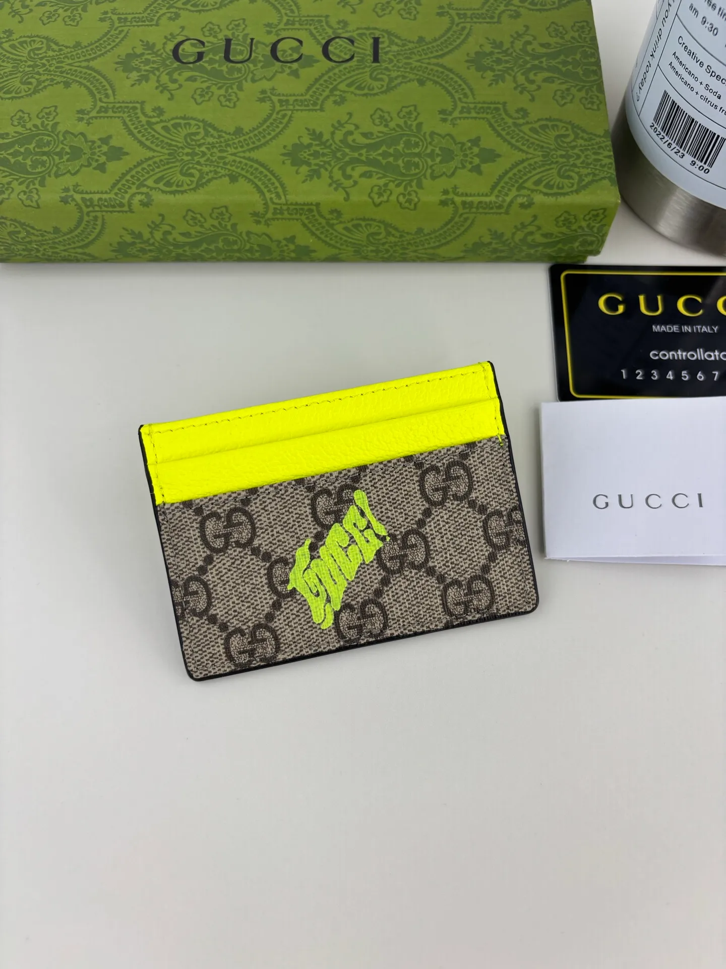 💰90 GUCCl This two-color card holder is crafted from coated fabric with the classic GG monogram pattern, cleverly incorporating Gucci prints and contrasting leather piping, making the entire design fuller. 4 card compartments, 1 open pocket Style number: 835322 Dimensions: 11cm x 7cm Color: Green