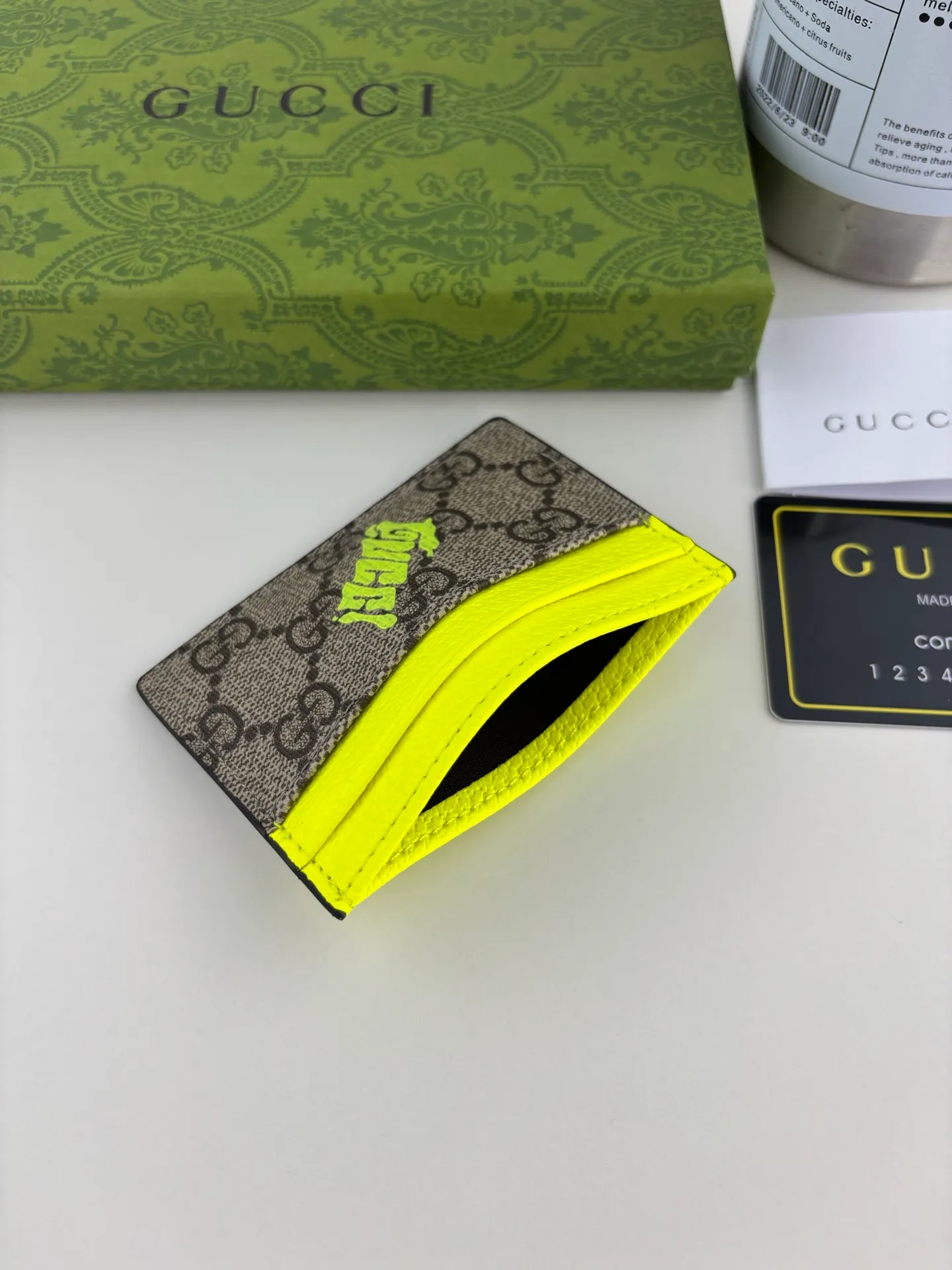 💰90 GUCCl This two-color card holder is crafted from coated fabric with the classic GG monogram pattern, cleverly incorporating Gucci prints and contrasting leather piping, making the entire design fuller. 4 card compartments, 1 open pocket Style number: 835322 Dimensions: 11cm x 7cm Color: Green
