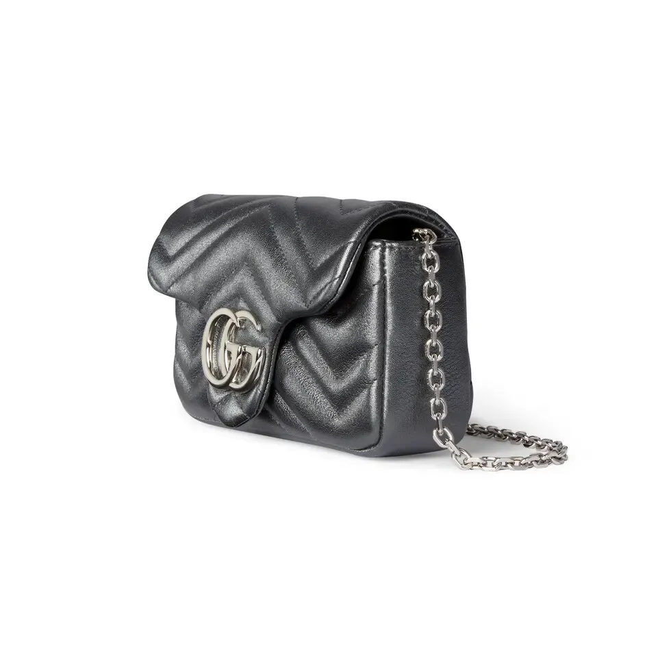 💕The brand’s iconic GG Marmont series combines Double G styling accessories, faceted chain straps and soft silhouettes, and selects gold and silver thread leather to create a shoulder bag style. Dark gray lamé leather Silver-toned hardware Black thick ribbed fabric lining Double G Chain shoulder strap (58cm high) Magnetic snap fastening Weight: approx. 0.35kg Model number: 841290. Dimensions: 16.5cm (width) x 9.5cm (height) x 4.5cm (depth) Color: dark gray/original leather. Made in Italy