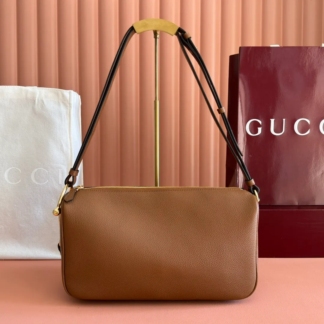 p1220💋💋💋【Original configuration counter full set packaging】Renewedly presents the Gucci Half Horsebit series, reinterpreting one of the brand's most iconic elements in a modern style. The collection cleverly combines relaxed silhouettes with the iconic half-horsebit hardware, which gives rise to its name. Ivory grained soft leather Gold-tone hardware White linen-cotton blend lining Half horsebit closure Interior: One open pocket Adjustable cowhide leather shoulder strap (height: 32cm - 34cm; length: 66cm - 73cm) Zip closure Ident: 860787. Dimensions: 31.5cm (width) x 17cm (height) x 12cm (depth) Weight: approx. 0.7kg