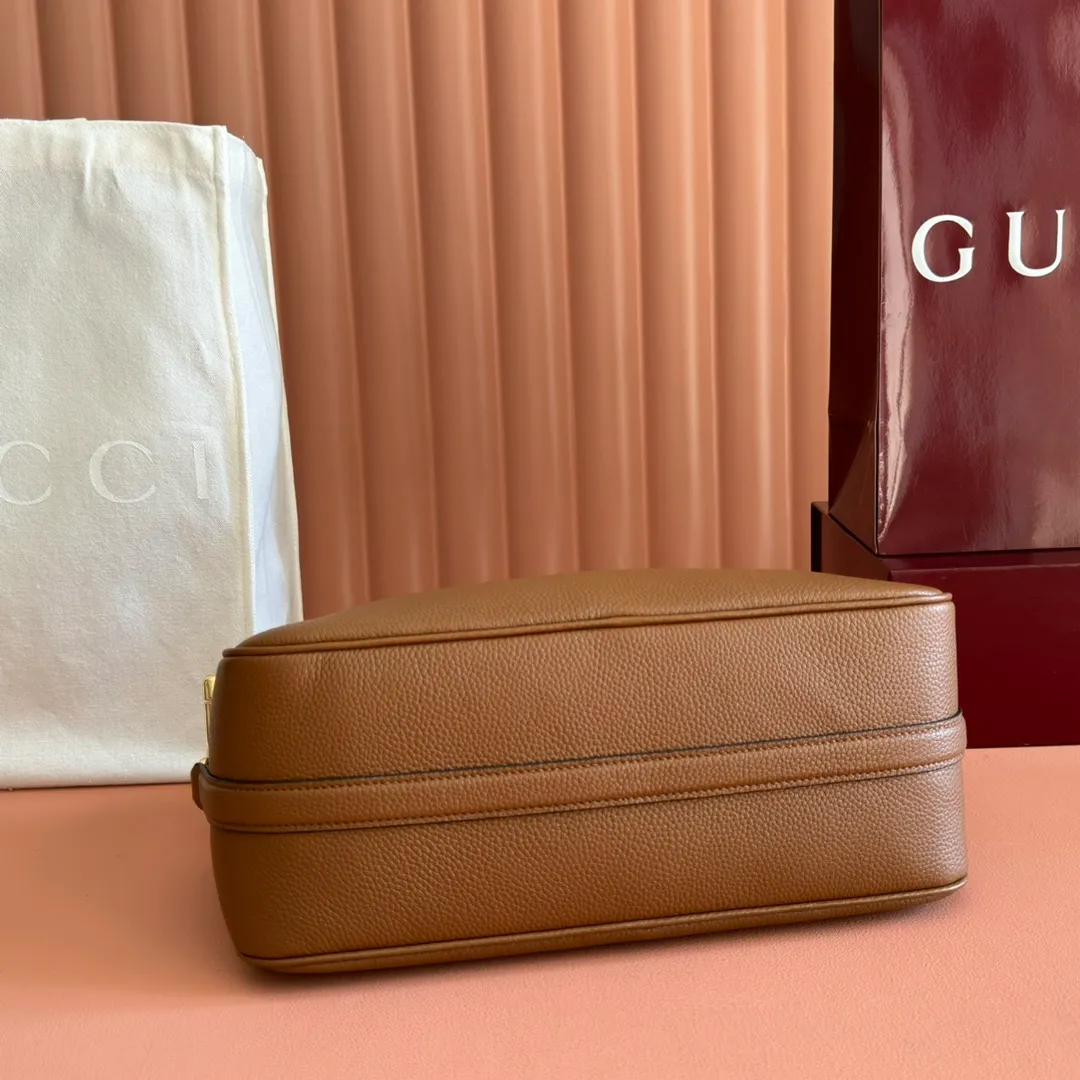 p1220💋💋💋【Original configuration counter full set packaging】Renewedly presents the Gucci Half Horsebit series, reinterpreting one of the brand's most iconic elements in a modern style. The collection cleverly combines relaxed silhouettes with the iconic half-horsebit hardware, which gives rise to its name. Ivory grained soft leather Gold-tone hardware White linen-cotton blend lining Half horsebit closure Interior: One open pocket Adjustable cowhide leather shoulder strap (height: 32cm - 34cm; length: 66cm - 73cm) Zip closure Ident: 860787. Dimensions: 31.5cm (width) x 17cm (height) x 12cm (depth) Weight: approx. 0.7kg
