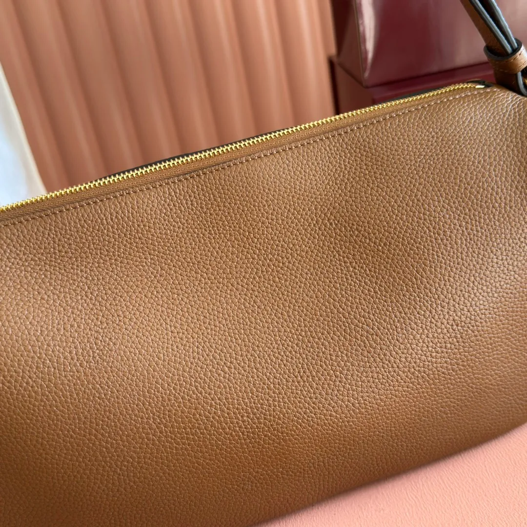 p1220💋💋💋【Original configuration counter full set packaging】Renewedly presents the Gucci Half Horsebit series, reinterpreting one of the brand's most iconic elements in a modern style. The collection cleverly combines relaxed silhouettes with the iconic half-horsebit hardware, which gives rise to its name. Ivory grained soft leather Gold-tone hardware White linen-cotton blend lining Half horsebit closure Interior: One open pocket Adjustable cowhide leather shoulder strap (height: 32cm - 34cm; length: 66cm - 73cm) Zip closure Ident: 860787. Dimensions: 31.5cm (width) x 17cm (height) x 12cm (depth) Weight: approx. 0.7kg
