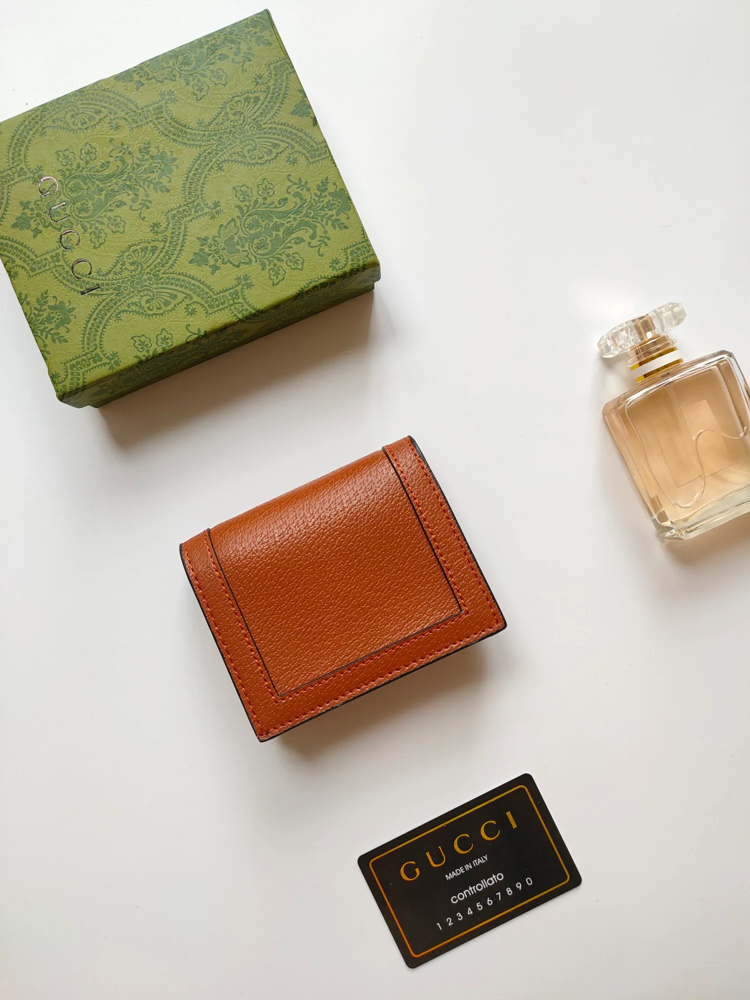 💰140💰Card holder~The wallet adopts a unique bamboo lock design, which highlights the design beauty of 𝗚𝘂𝗰𝗰𝗶, and is made of original factory calfskin! Size: 11x9x3.5cm Model: 658244